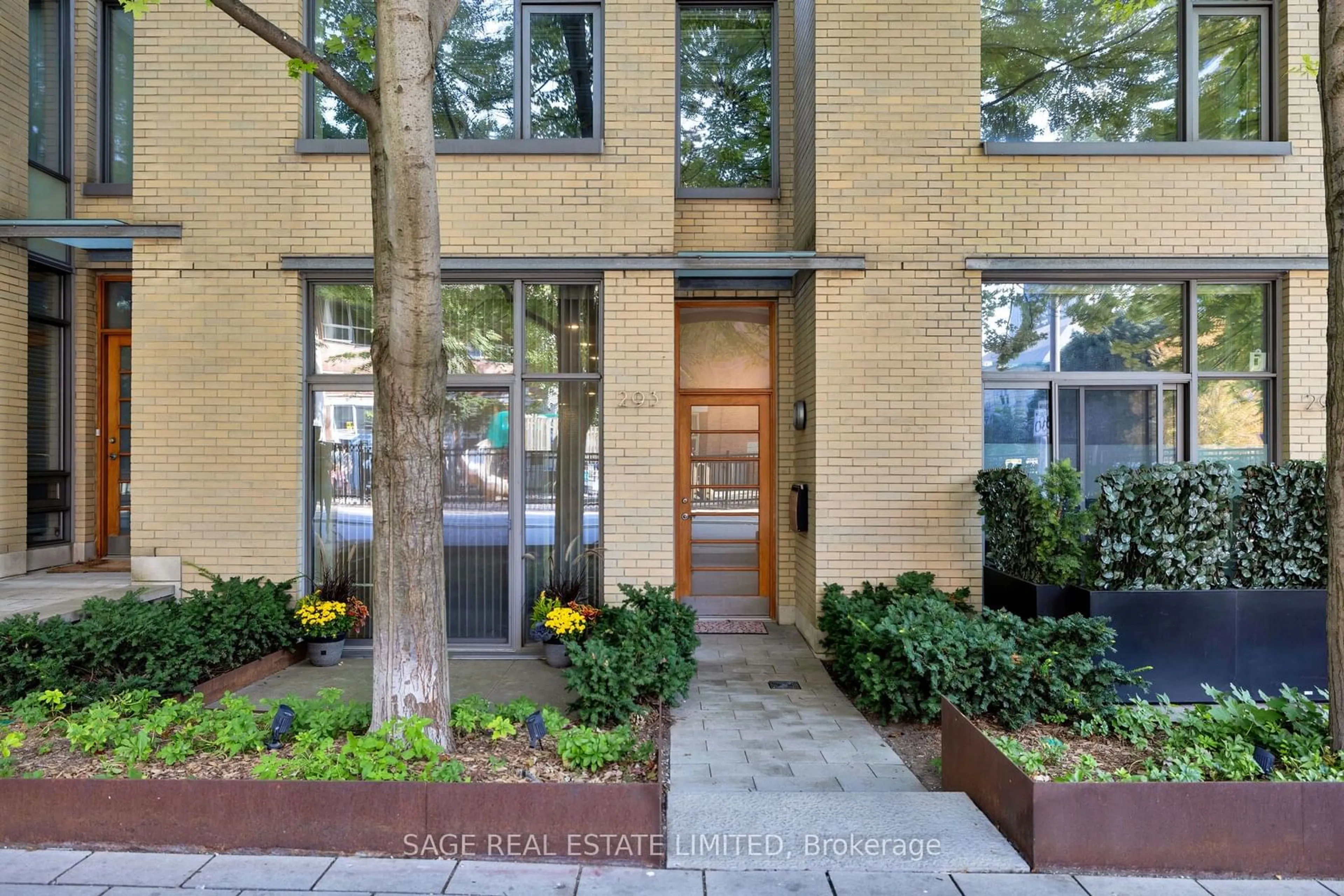 A pic from exterior of the house or condo for 293 Mutual St, Toronto Ontario M4Y 1X6