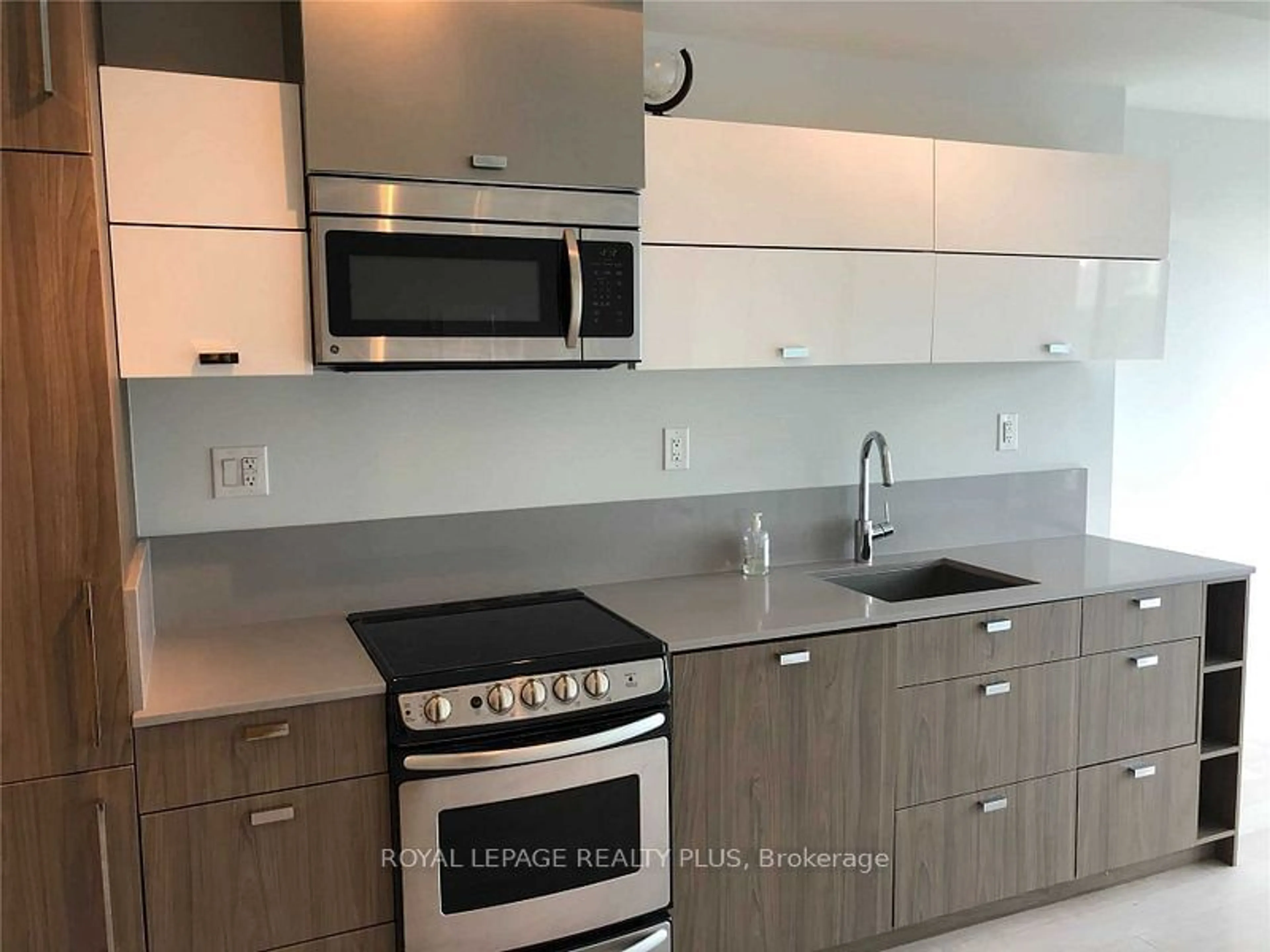 Standard kitchen for 290 Adelaide St #1706, Toronto Ontario M5V 1P6