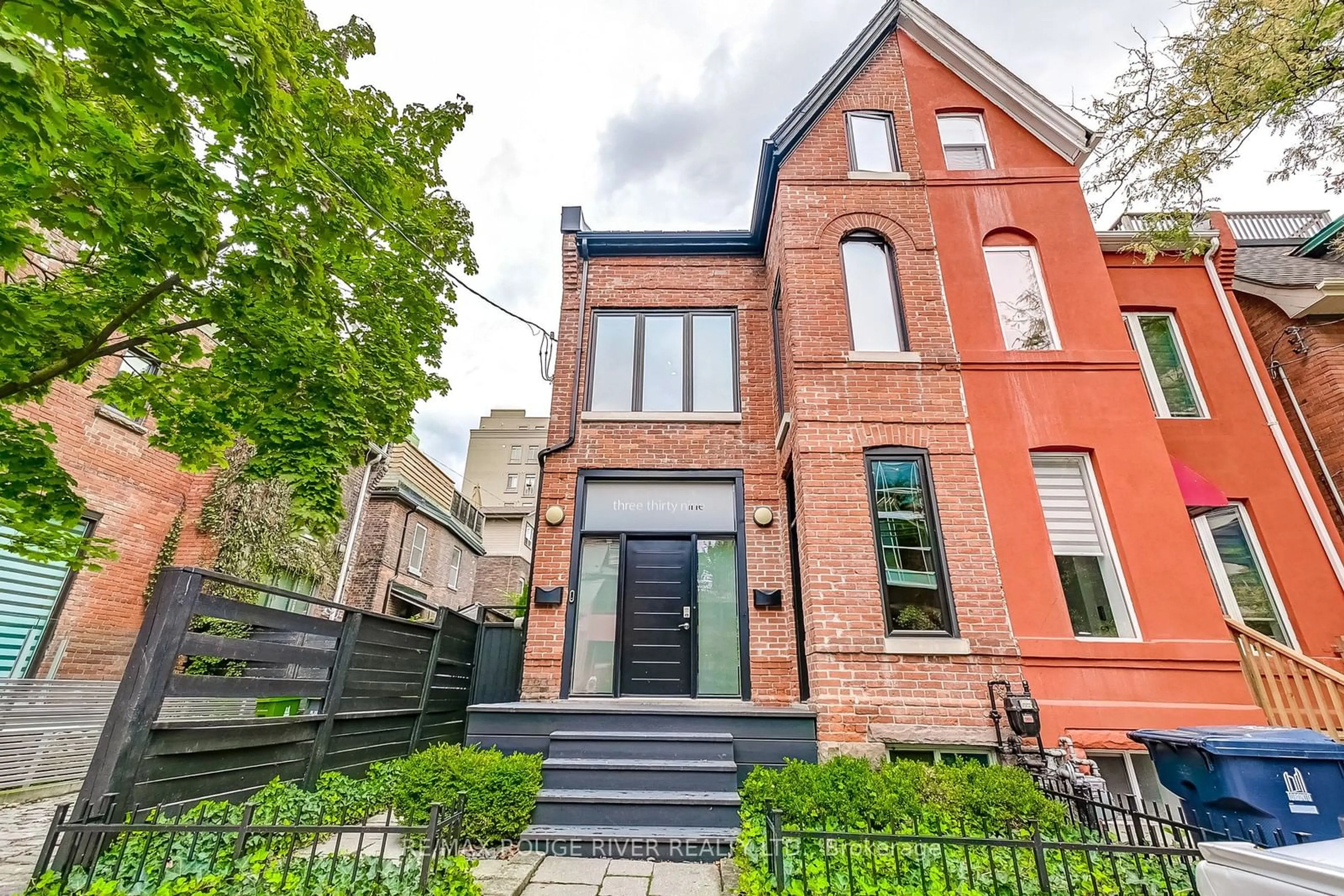 Home with brick exterior material for 339 Mutual St, Toronto Ontario M4Y 1X6