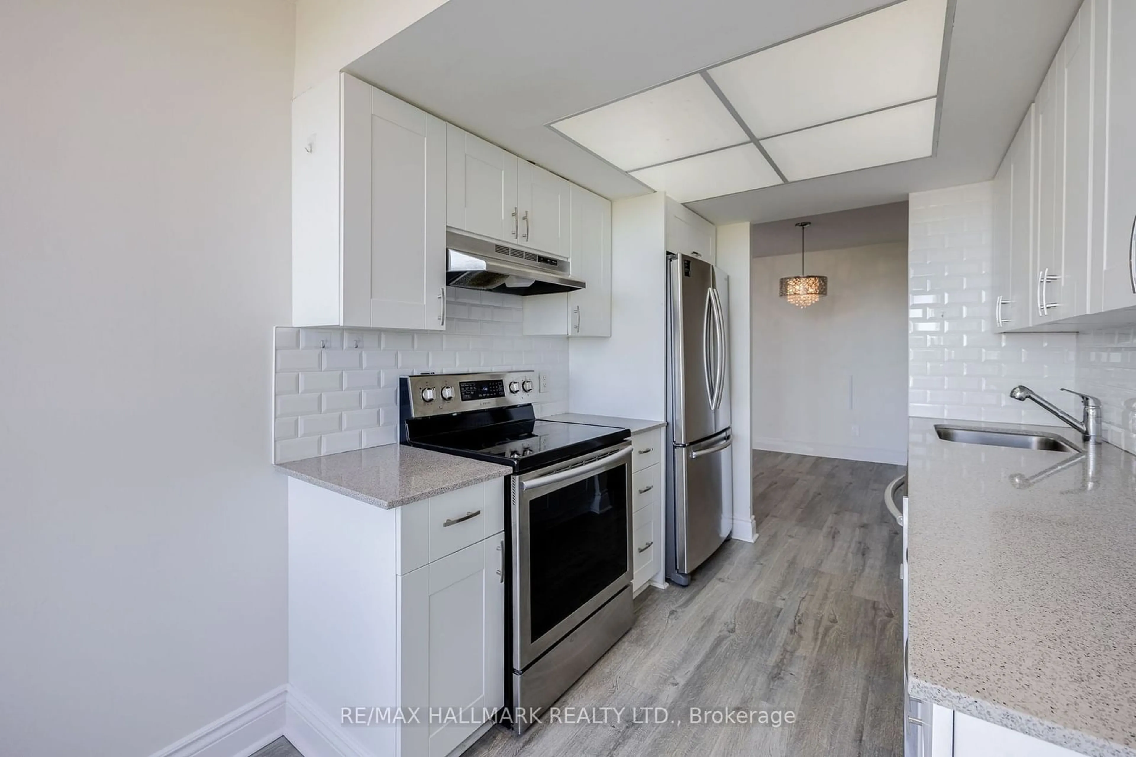 Standard kitchen for 1101 Steeles Ave #812, Toronto Ontario M2R 3W5