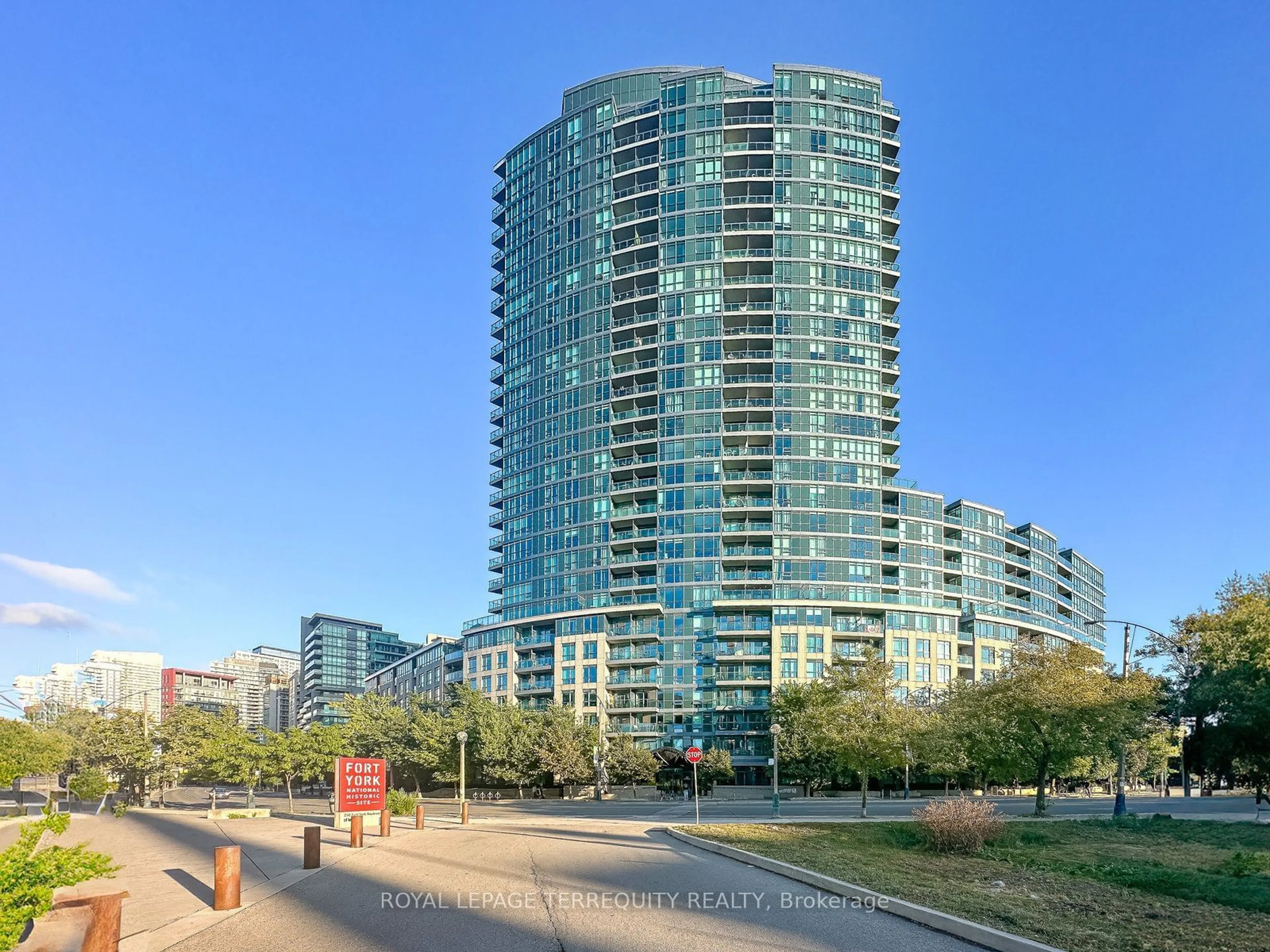 A pic from exterior of the house or condo for 231 Fort York Blvd #1512, Toronto Ontario M5V 1B2