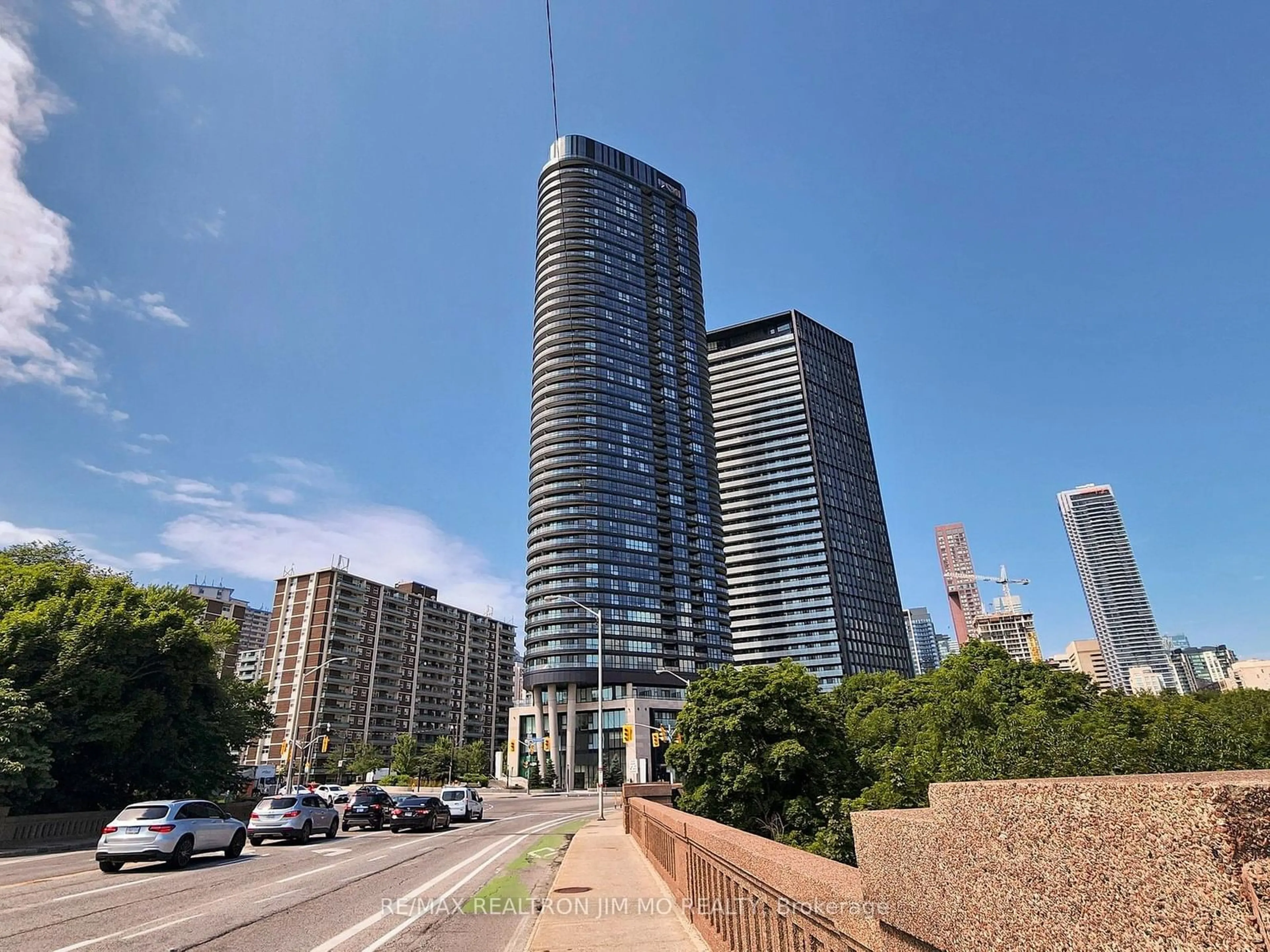 A pic from exterior of the house or condo, the view of city buildings for 585 Bloor St #1321, Toronto Ontario M4W 0B3