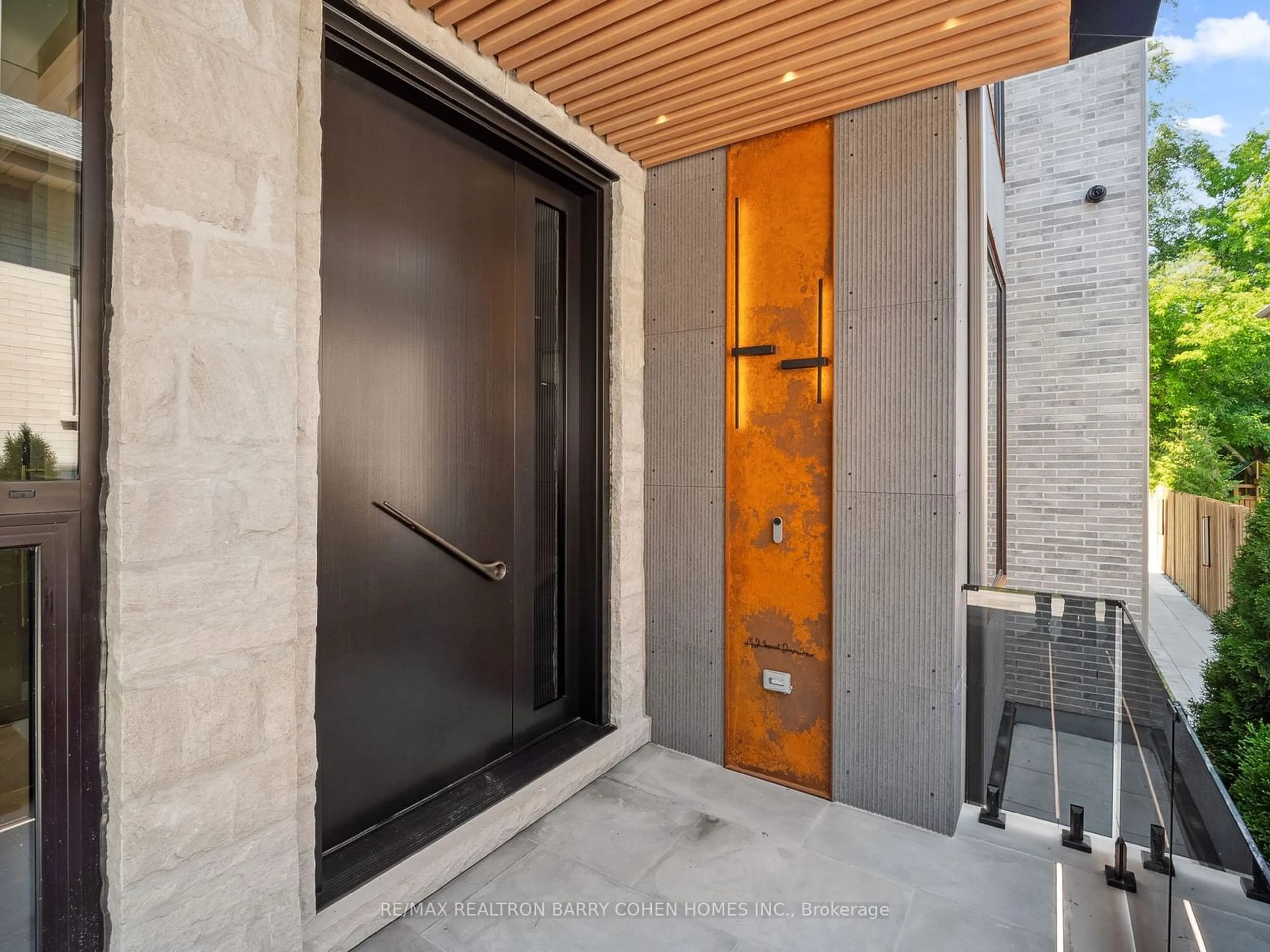 Indoor entryway for 60 Alexandra Wood, Toronto Ontario M5N 2S5