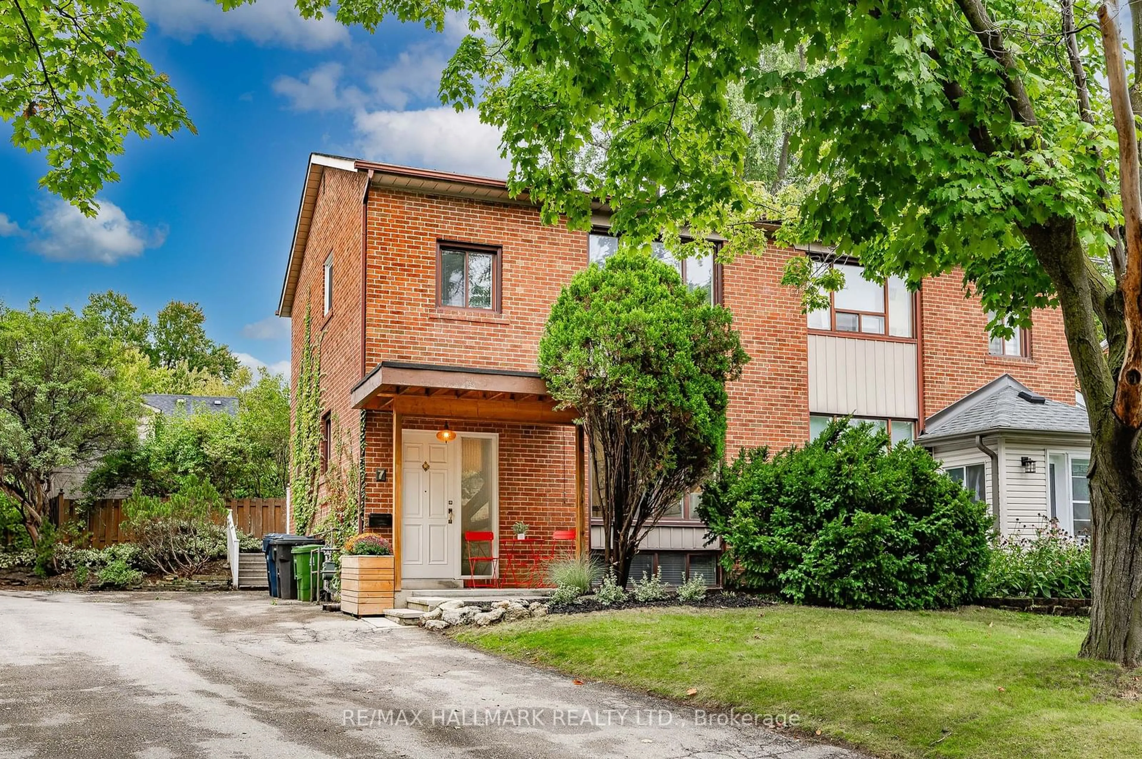 Home with brick exterior material for 7 Veery Pl, Toronto Ontario M3C 2C9