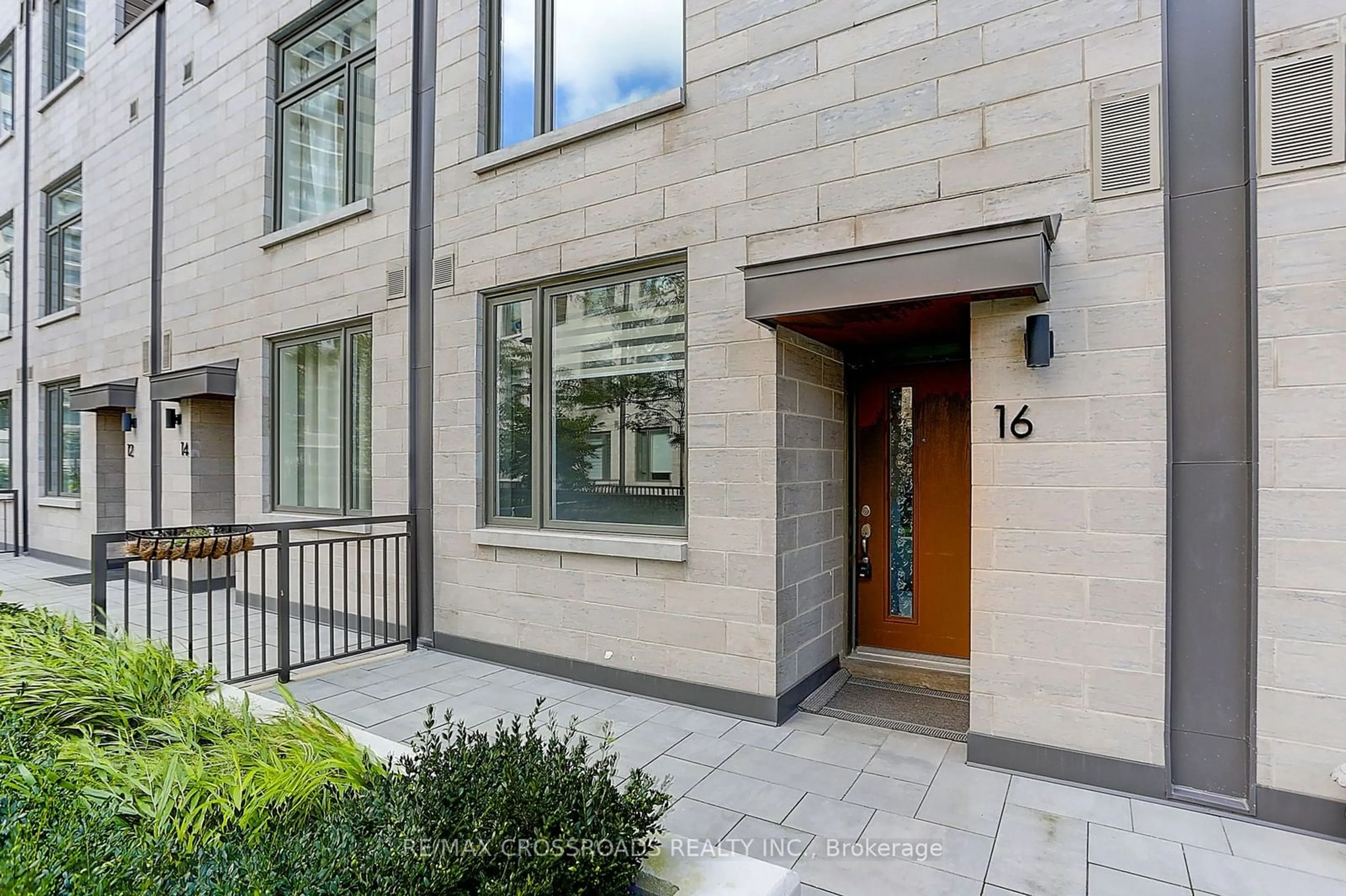 Indoor foyer, cement floor for 270 Davenport Rd #Th16, Toronto Ontario M5R 0C1