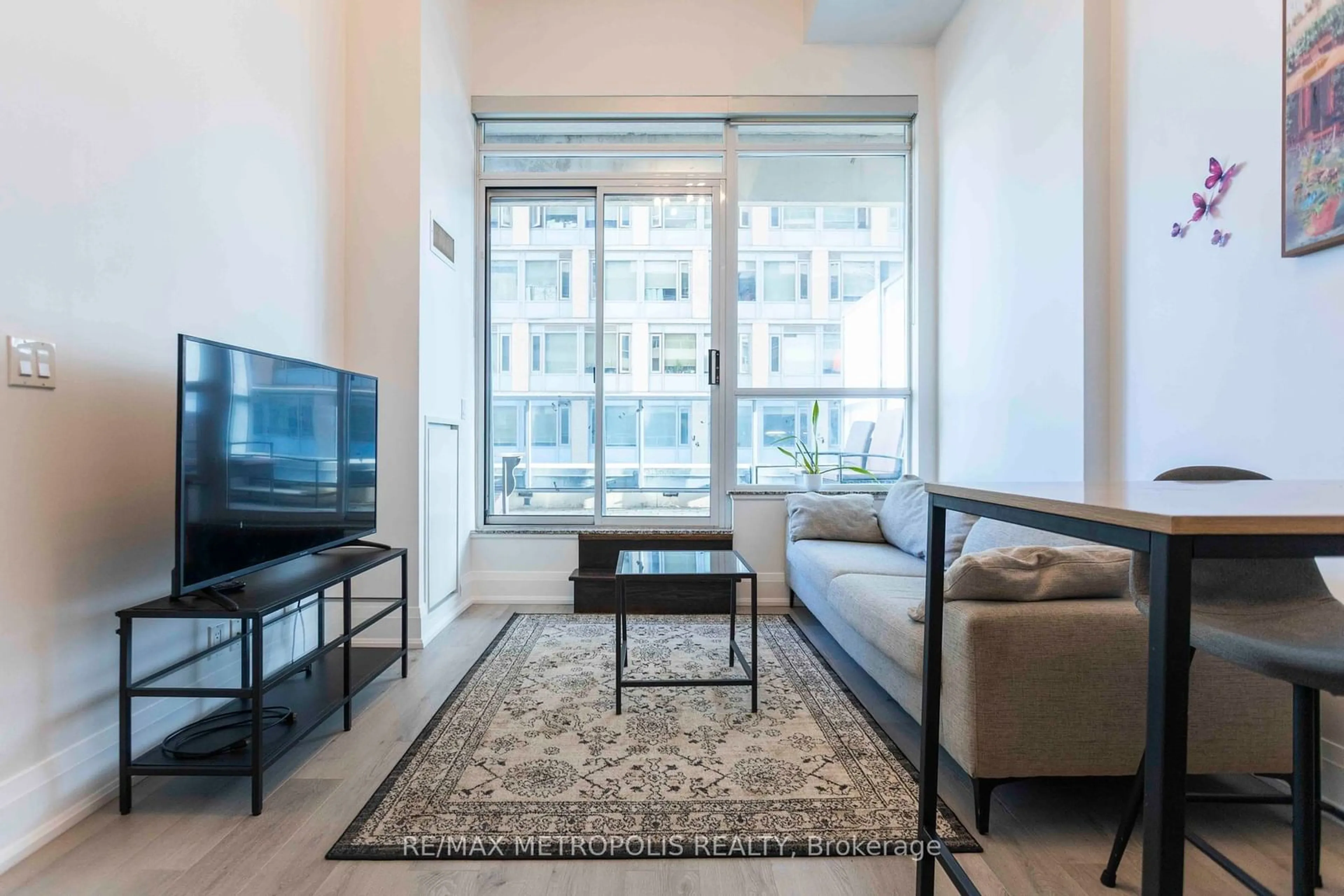 Living room for 500 Sherbourne St #405, Toronto Ontario M4X 1L1