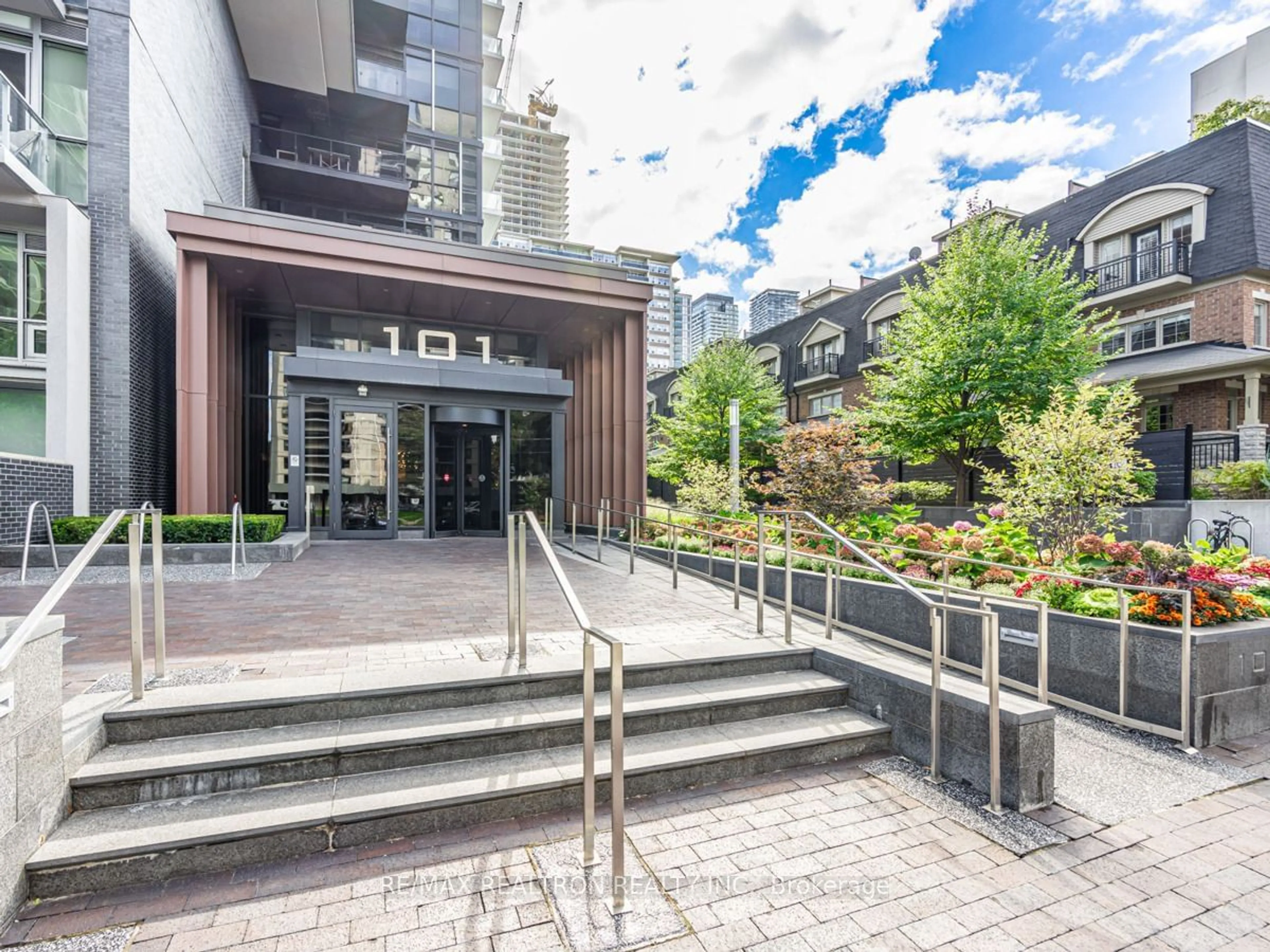 Indoor foyer for 101 Erskine Ave #3007, Toronto Ontario M4P 1Y5