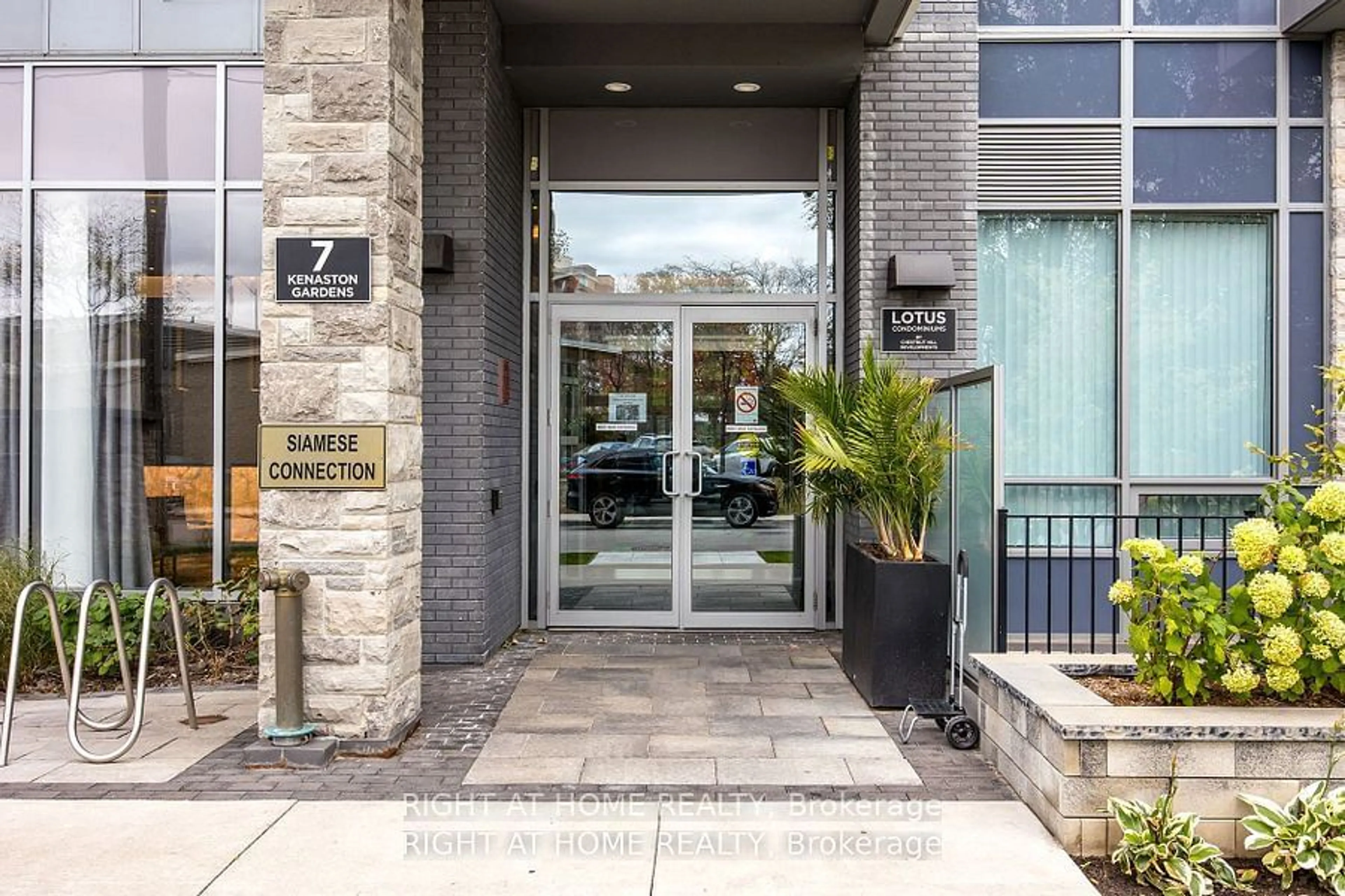 Indoor foyer for 7 Kenaston Gdns #318, Toronto Ontario M2K 0E9