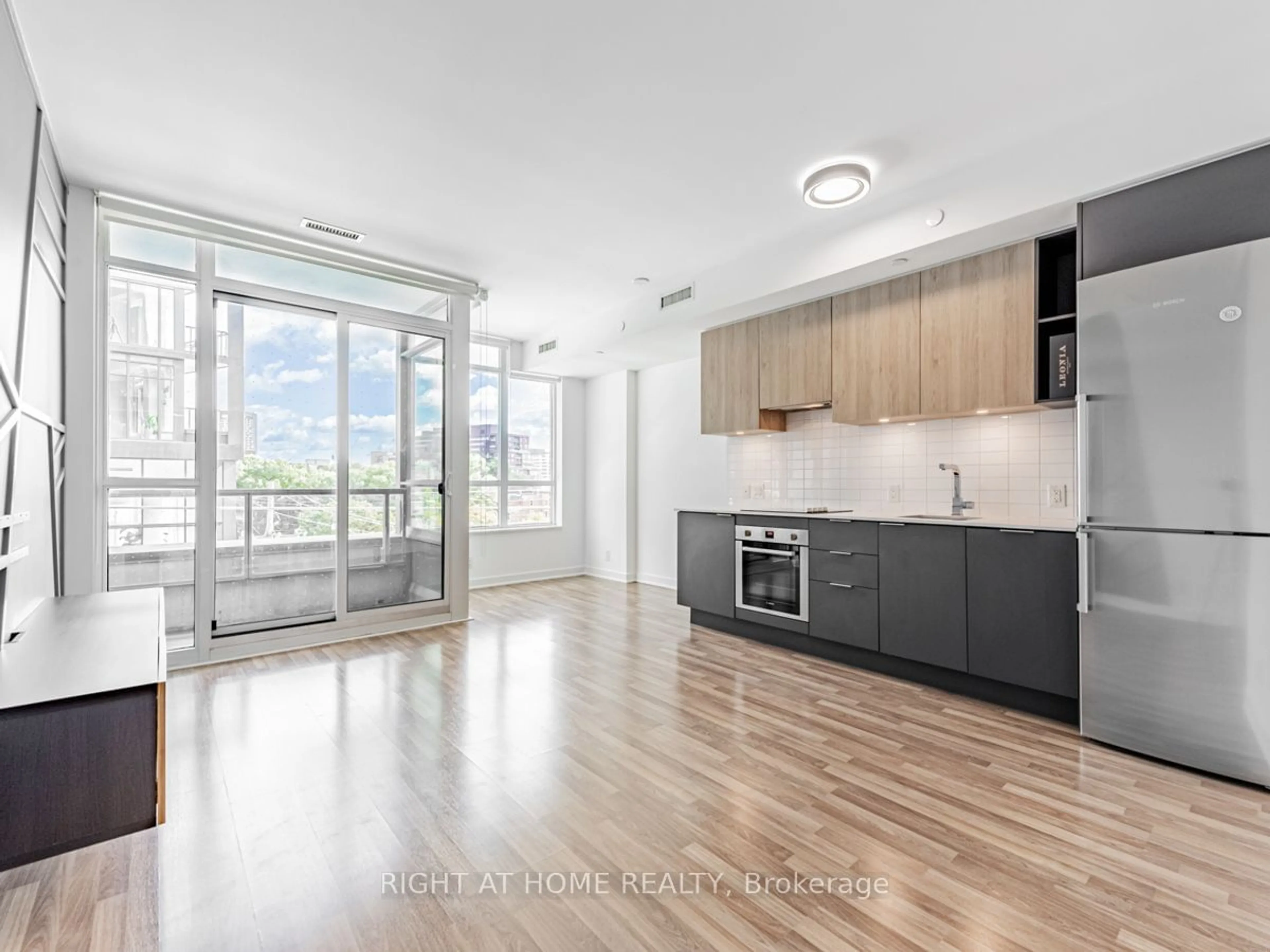 Open concept kitchen for 120 Parliament St #413, Toronto Ontario M5A 0N6