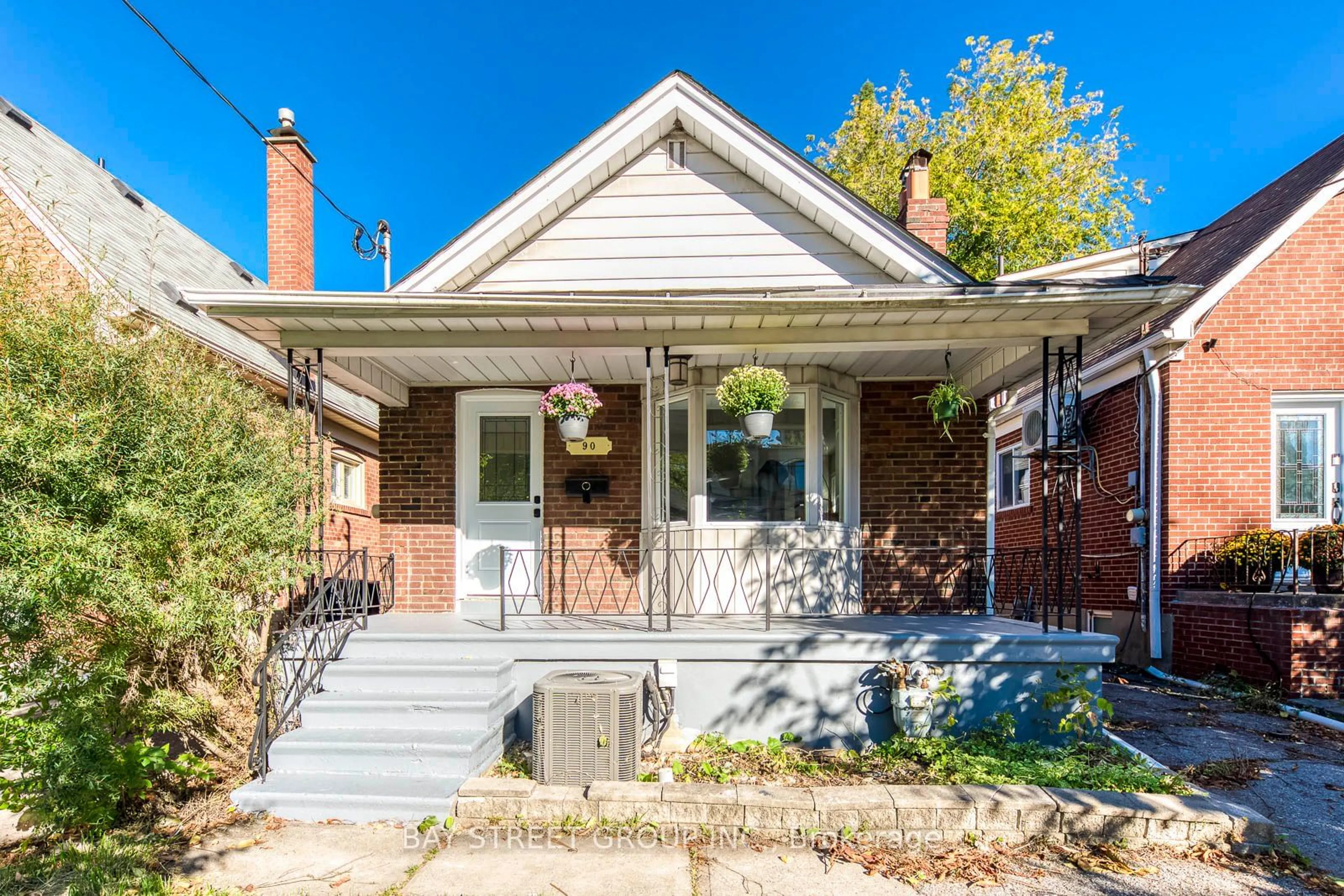 Home with brick exterior material for 90 Avondale Ave, Toronto Ontario M2N 2V2