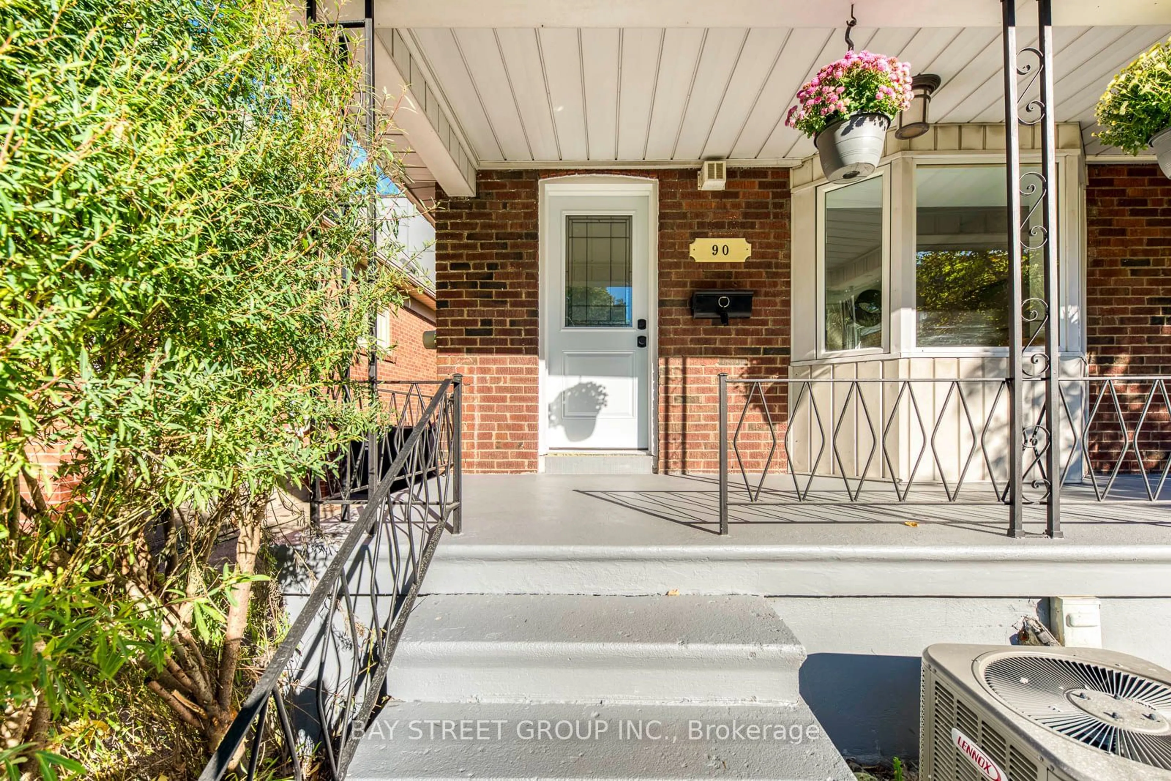 Indoor entryway, wood floors for 90 Avondale Ave, Toronto Ontario M2N 2V2