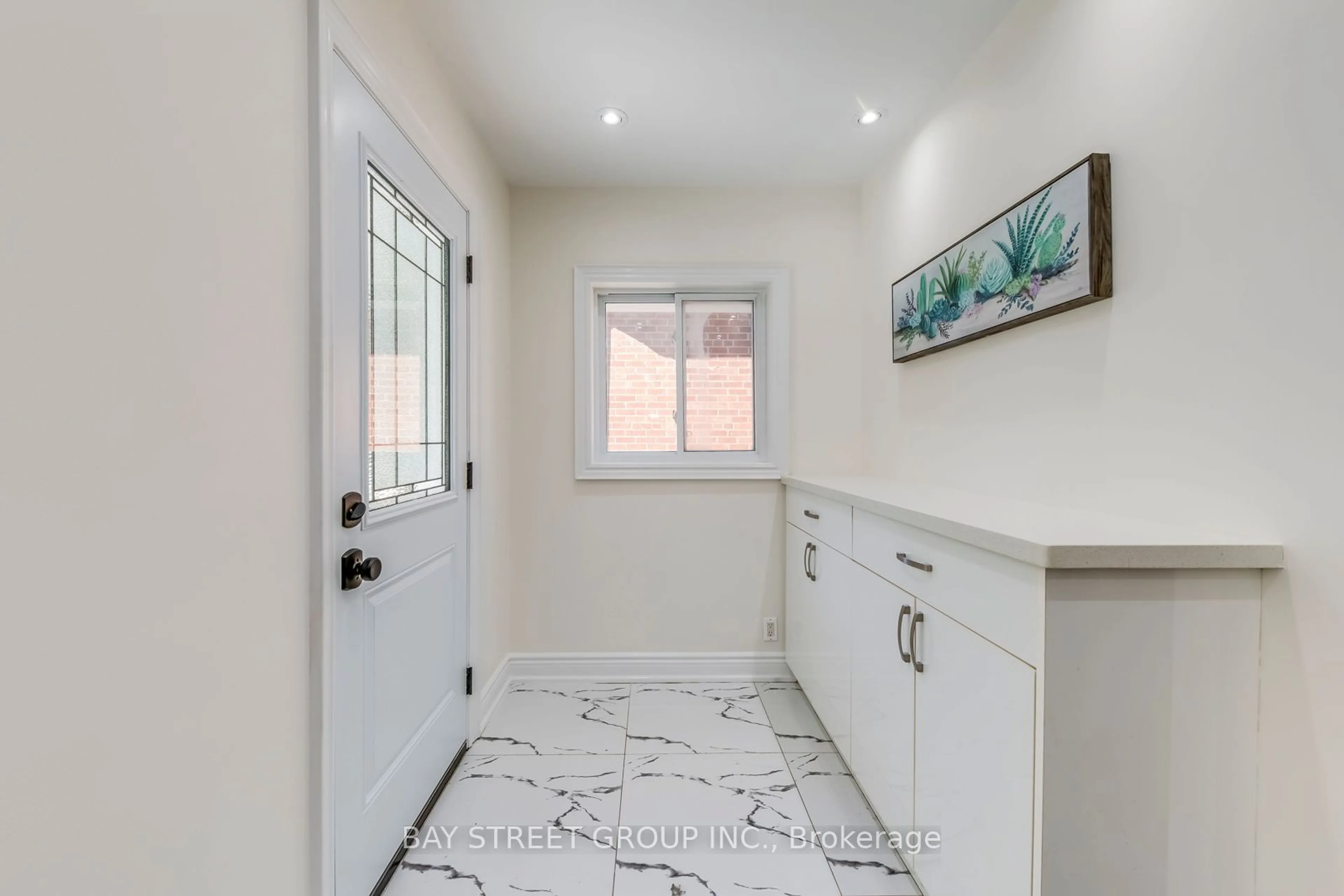 Indoor entryway, ceramic floors for 90 Avondale Ave, Toronto Ontario M2N 2V2