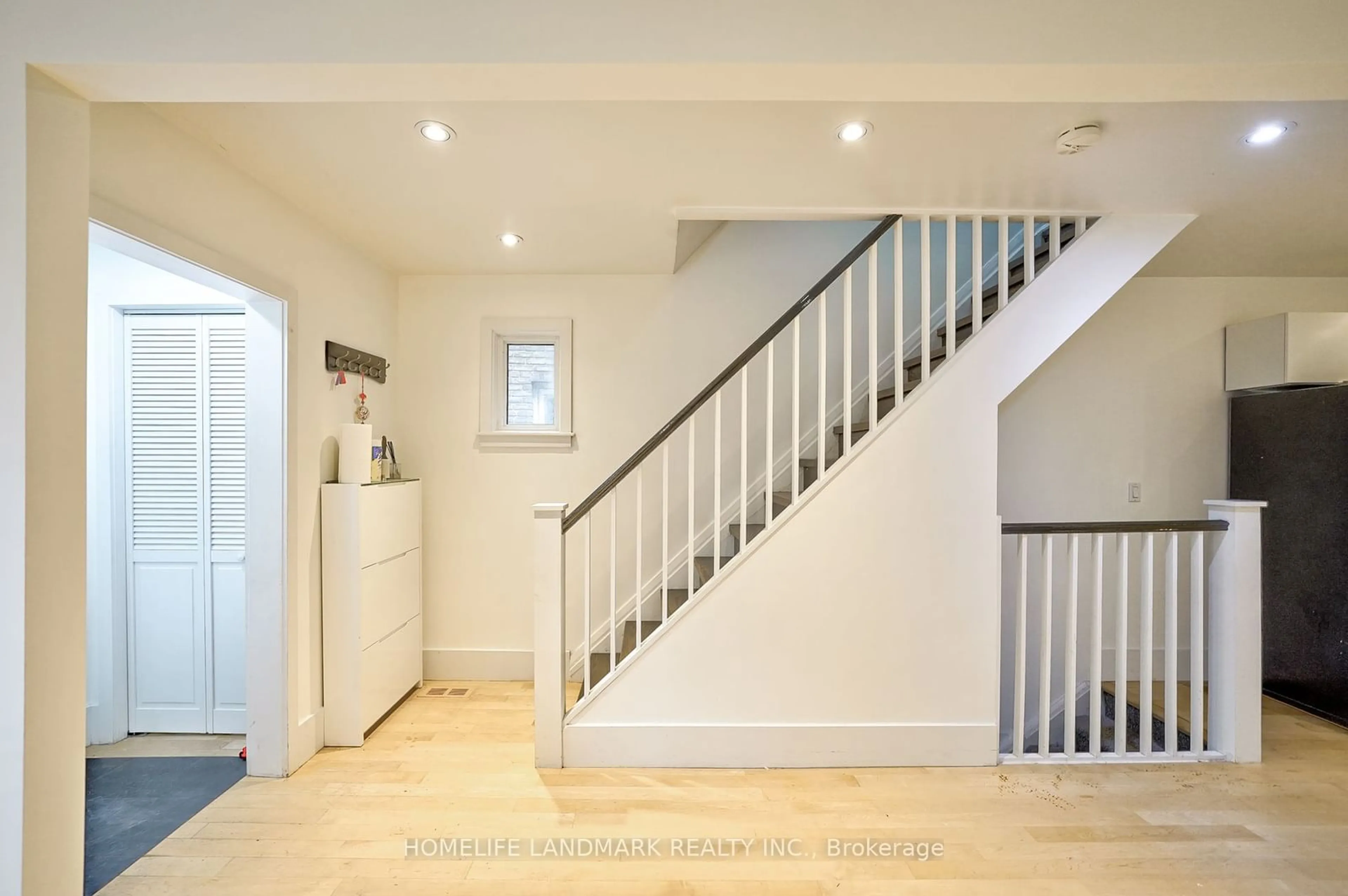 Stairs for 418 Davenport Rd, Toronto Ontario M4V 1B5