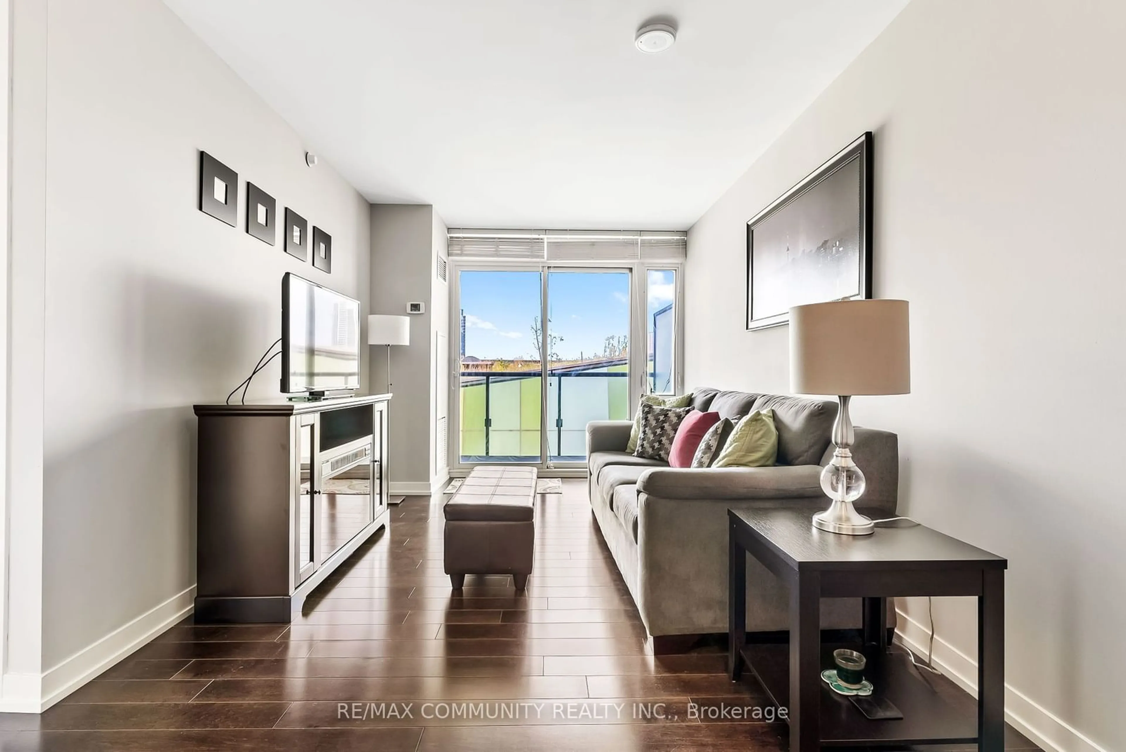 Living room, wood floors for 170 Fort York Blvd #512, Toronto Ontario M5V 0E6