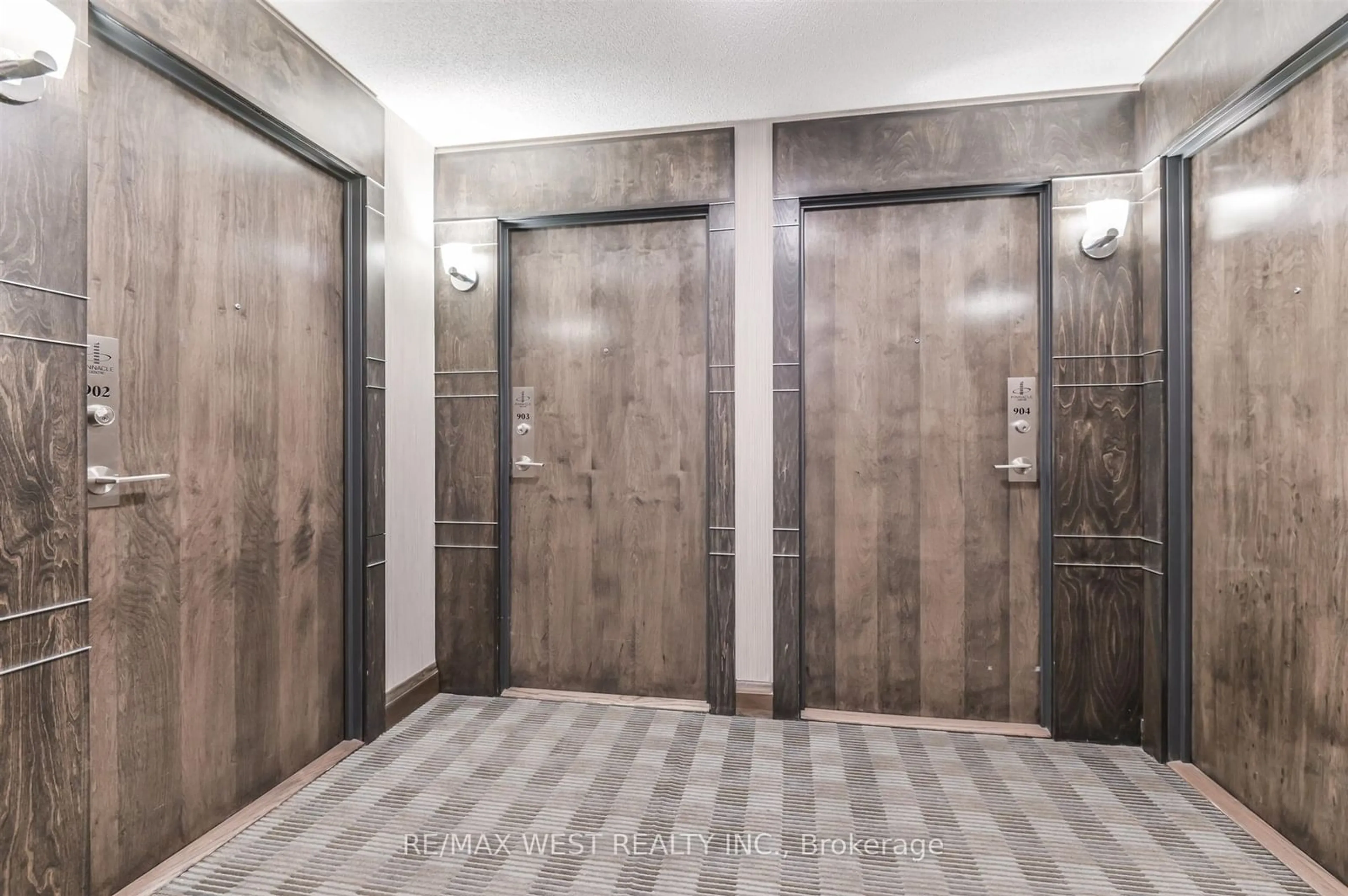 Indoor foyer, wood floors for 33 Bay St #903, Toronto Ontario M5J 2Z3