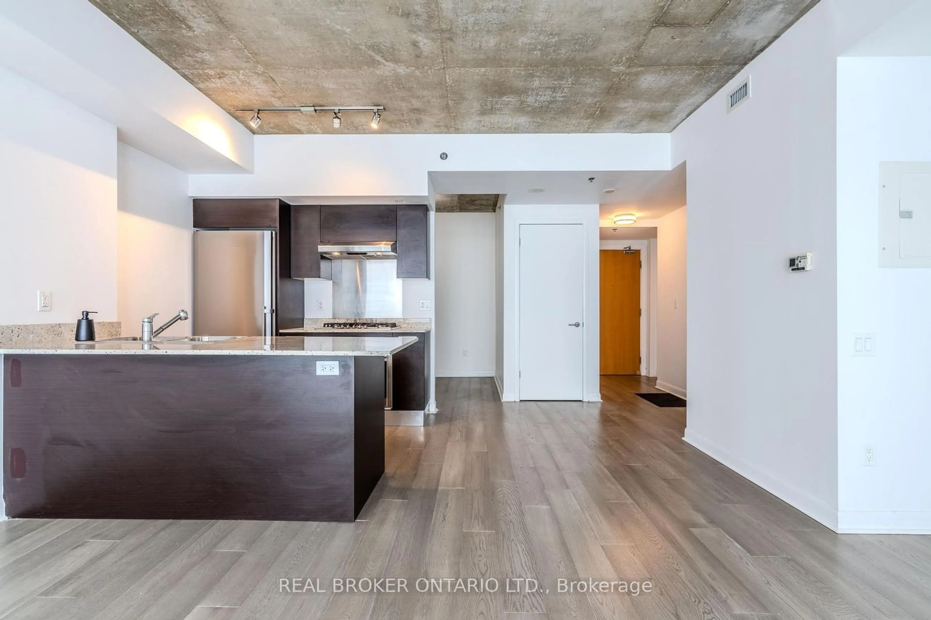 Open concept kitchen for 375 King St #2906, Toronto Ontario M5V 1K5