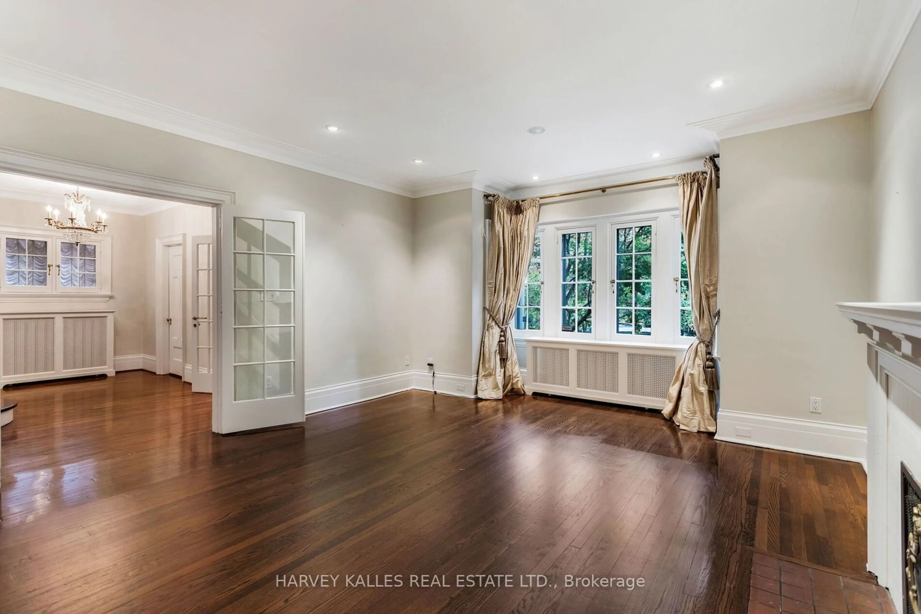 Indoor entryway, wood floors for 8 Binscarth Rd, Toronto Ontario M4W 1Y1