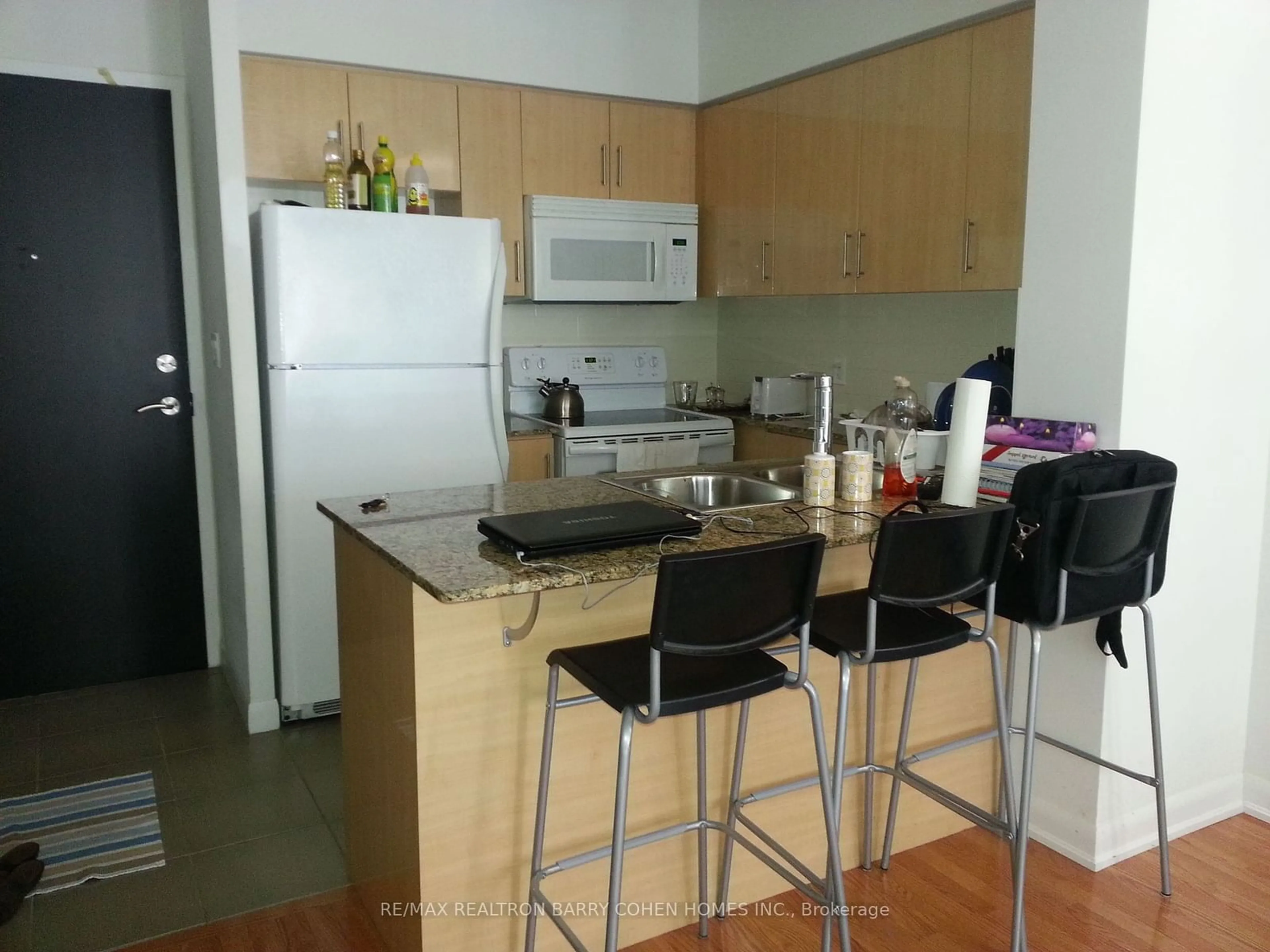 Standard kitchen for 5791 Yonge St #1506, Toronto Ontario M2M 0A8