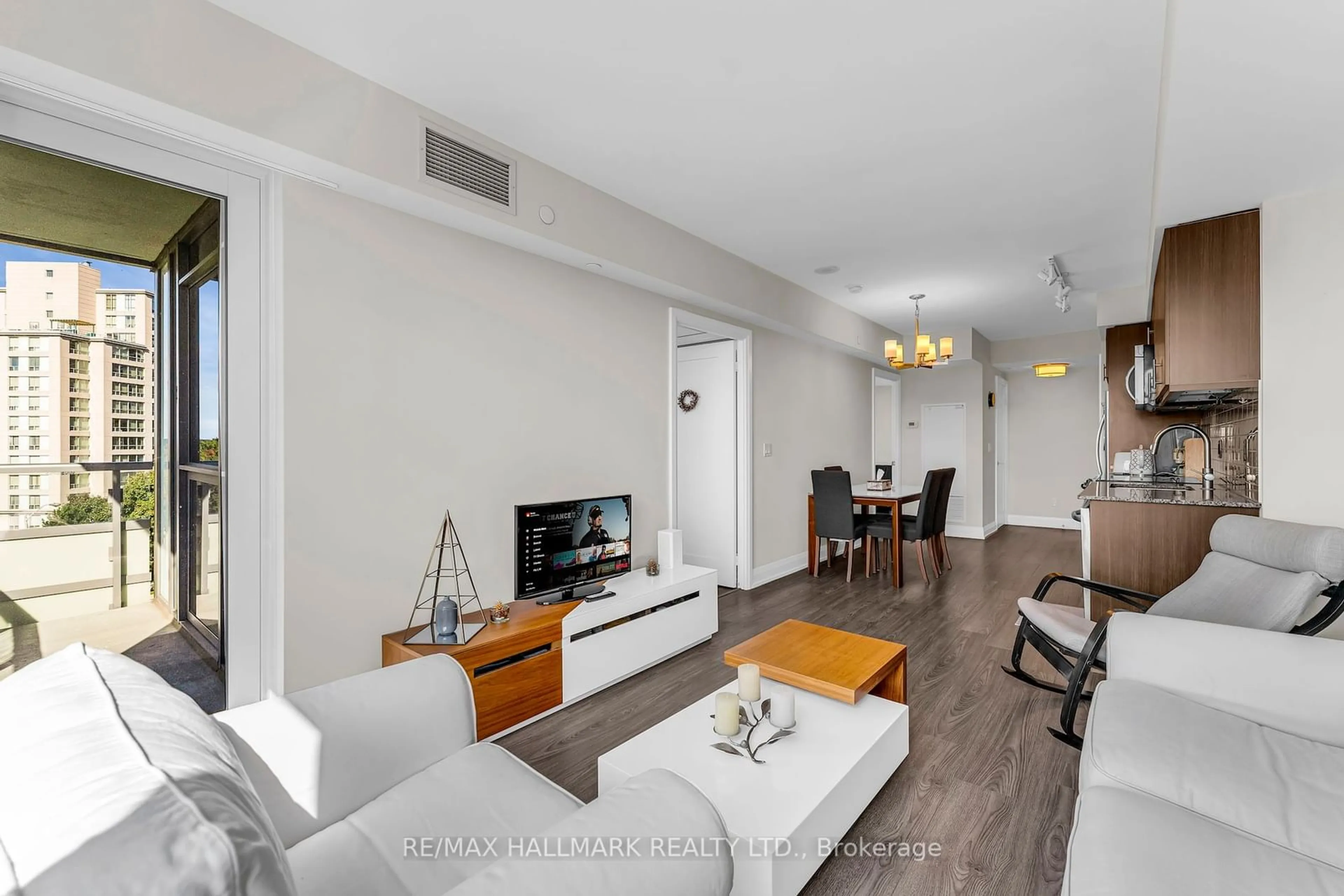 Living room for 18 Graydon Hill Dr #603, Toronto Ontario M3A 0A4