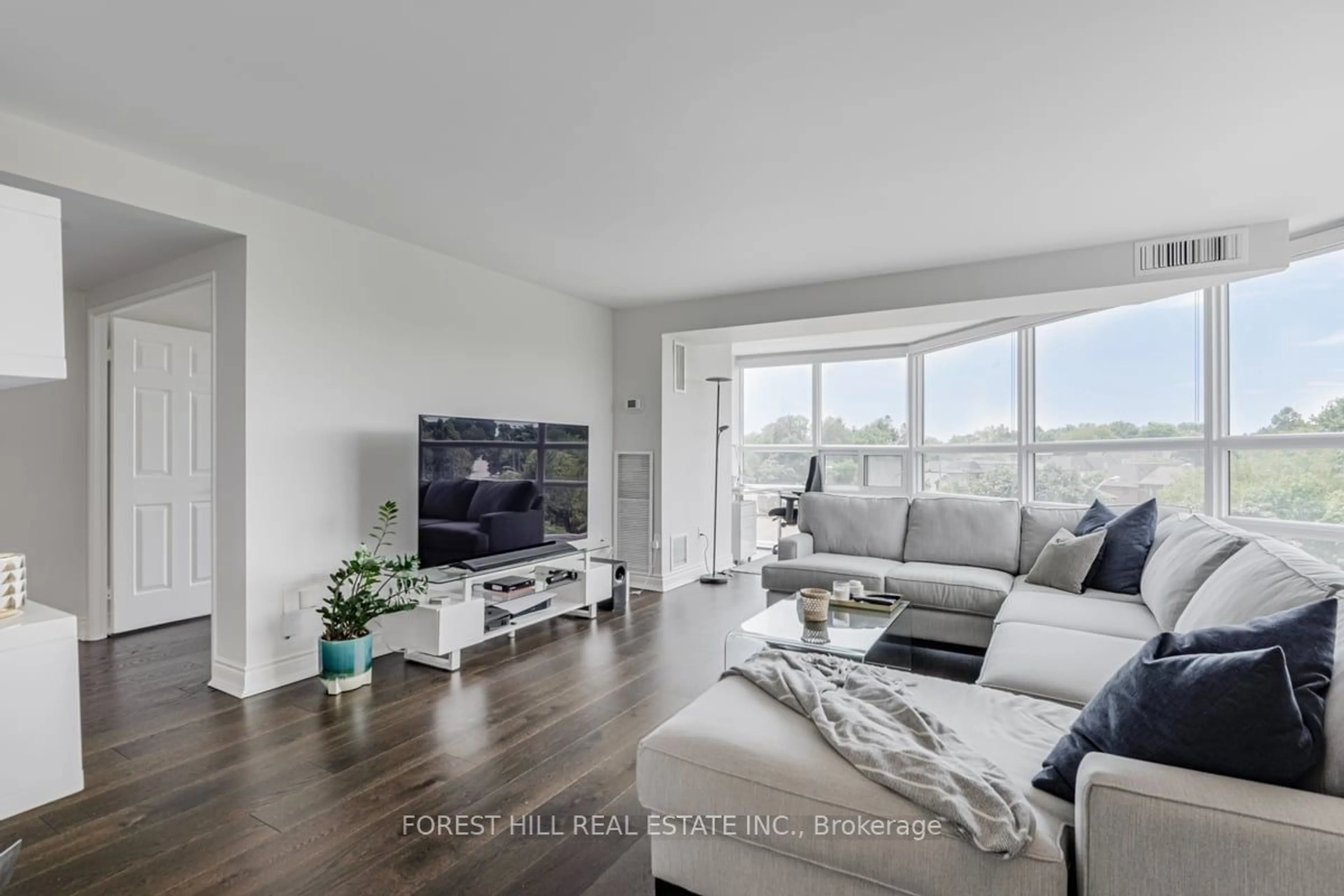 Living room, wood floors for 131 Beecroft Rd #501, Toronto Ontario M2N 6G9