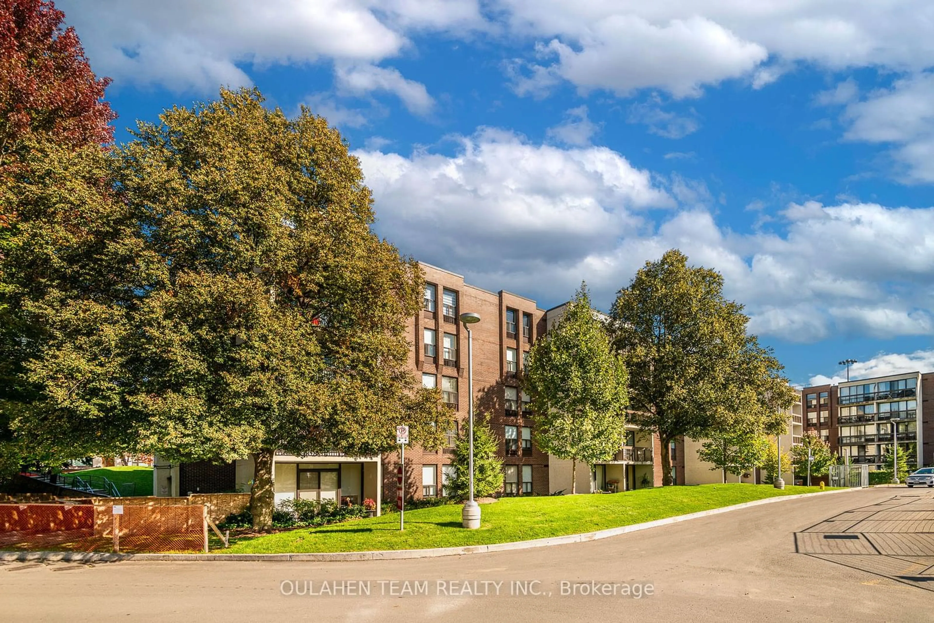 A pic from exterior of the house or condo, the front or back of building for 30 Fashion Roseway #307E, Toronto Ontario M2N 6B4