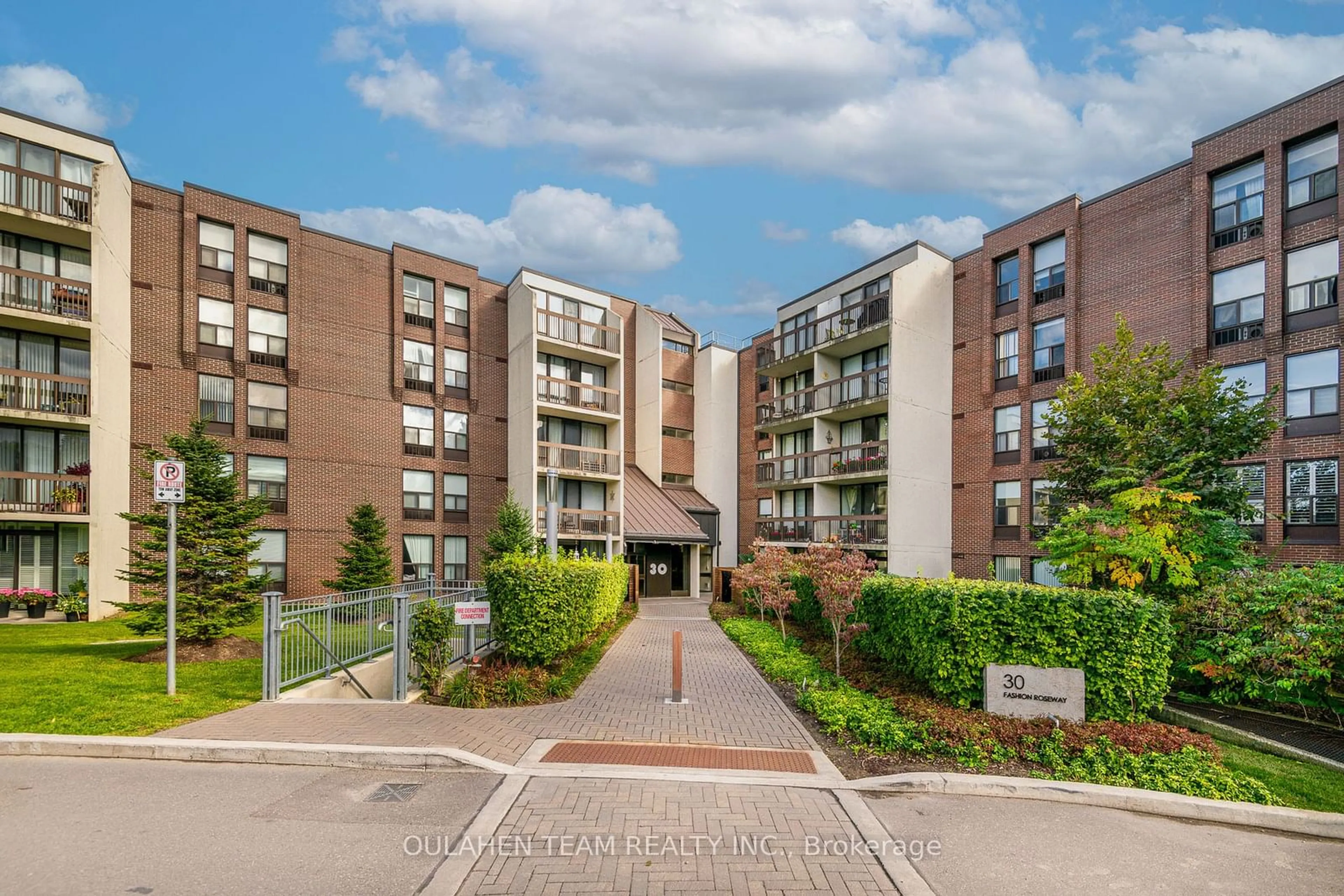 A pic from exterior of the house or condo, the front or back of building for 30 Fashion Roseway #307E, Toronto Ontario M2N 6B4