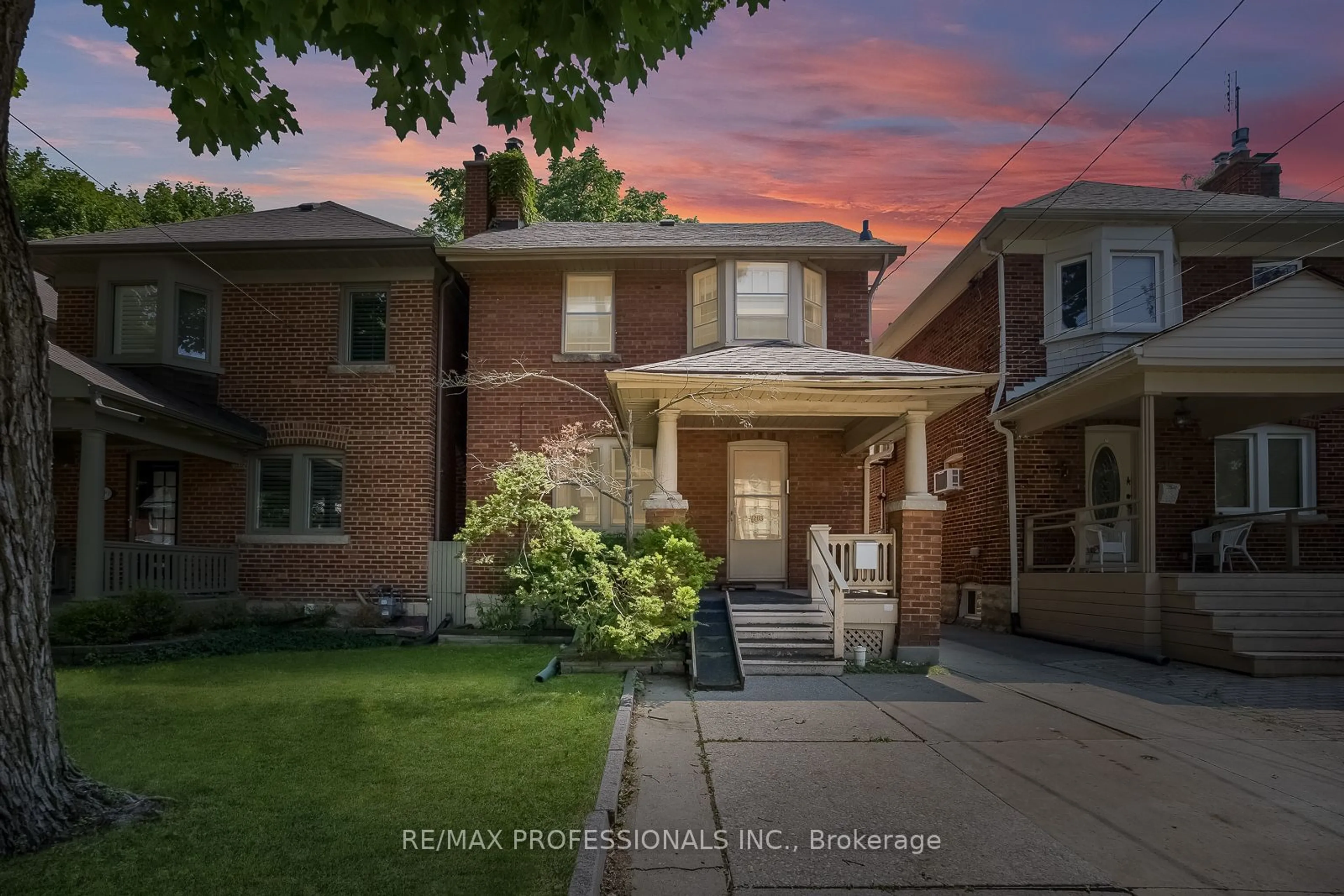 Frontside or backside of a home, the street view for 203 Brookdale Ave, Toronto Ontario M5M 1P4