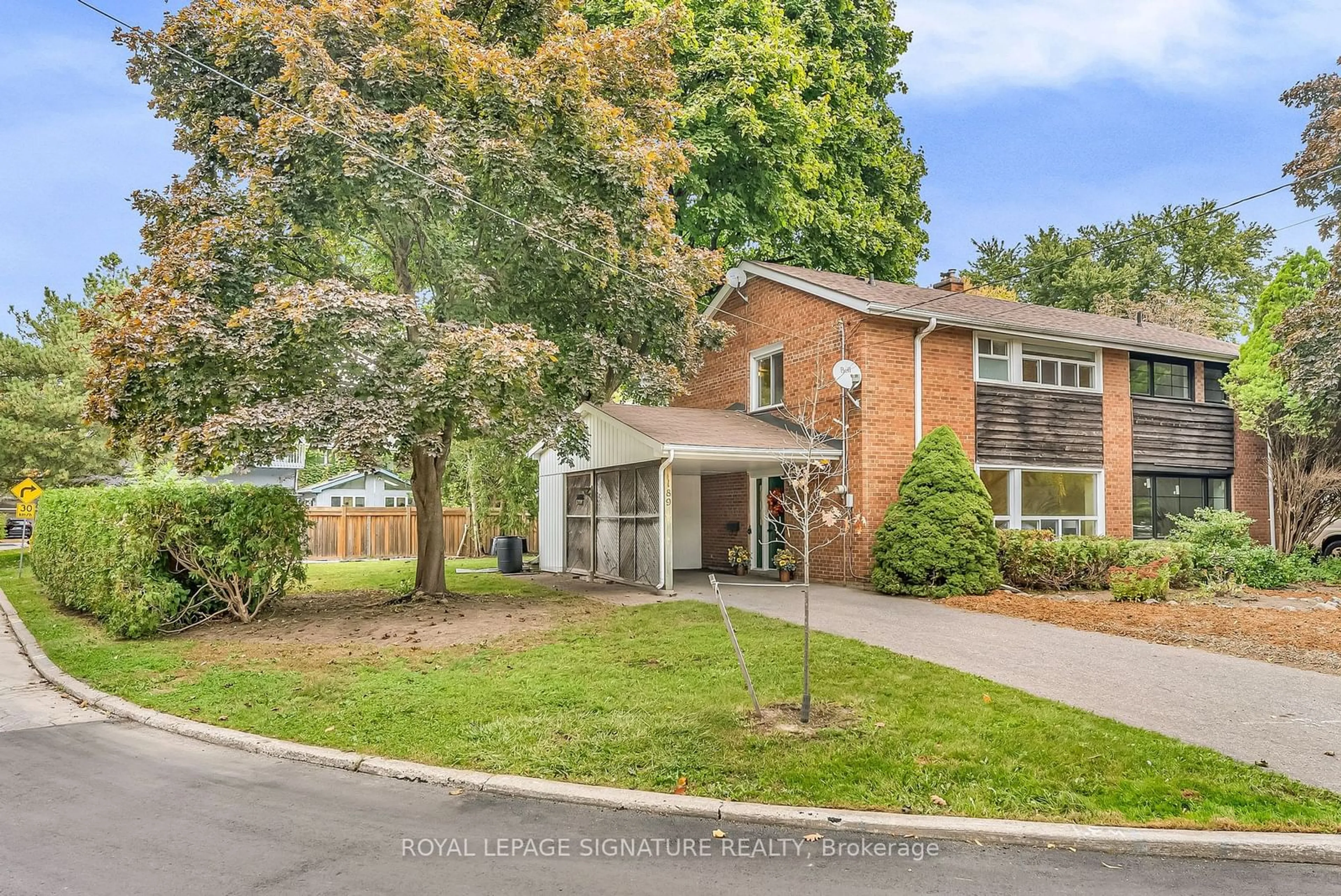 A pic from exterior of the house or condo, the street view for 189 Three Valleys Dr, Toronto Ontario M3A 3L7