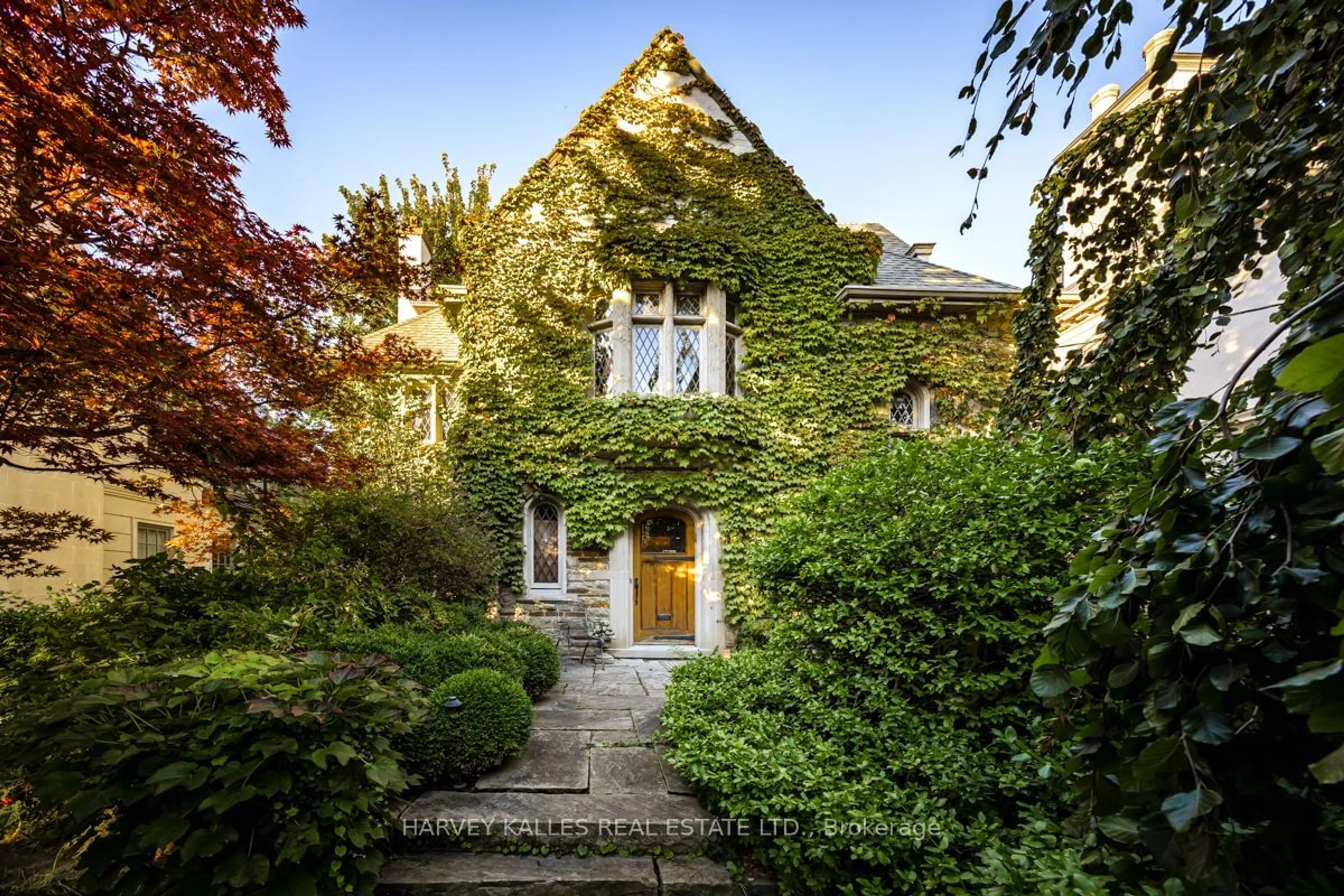 Frontside or backside of a home, cottage for 13 Old Forest Hill Rd, Toronto Ontario M5P 2P6