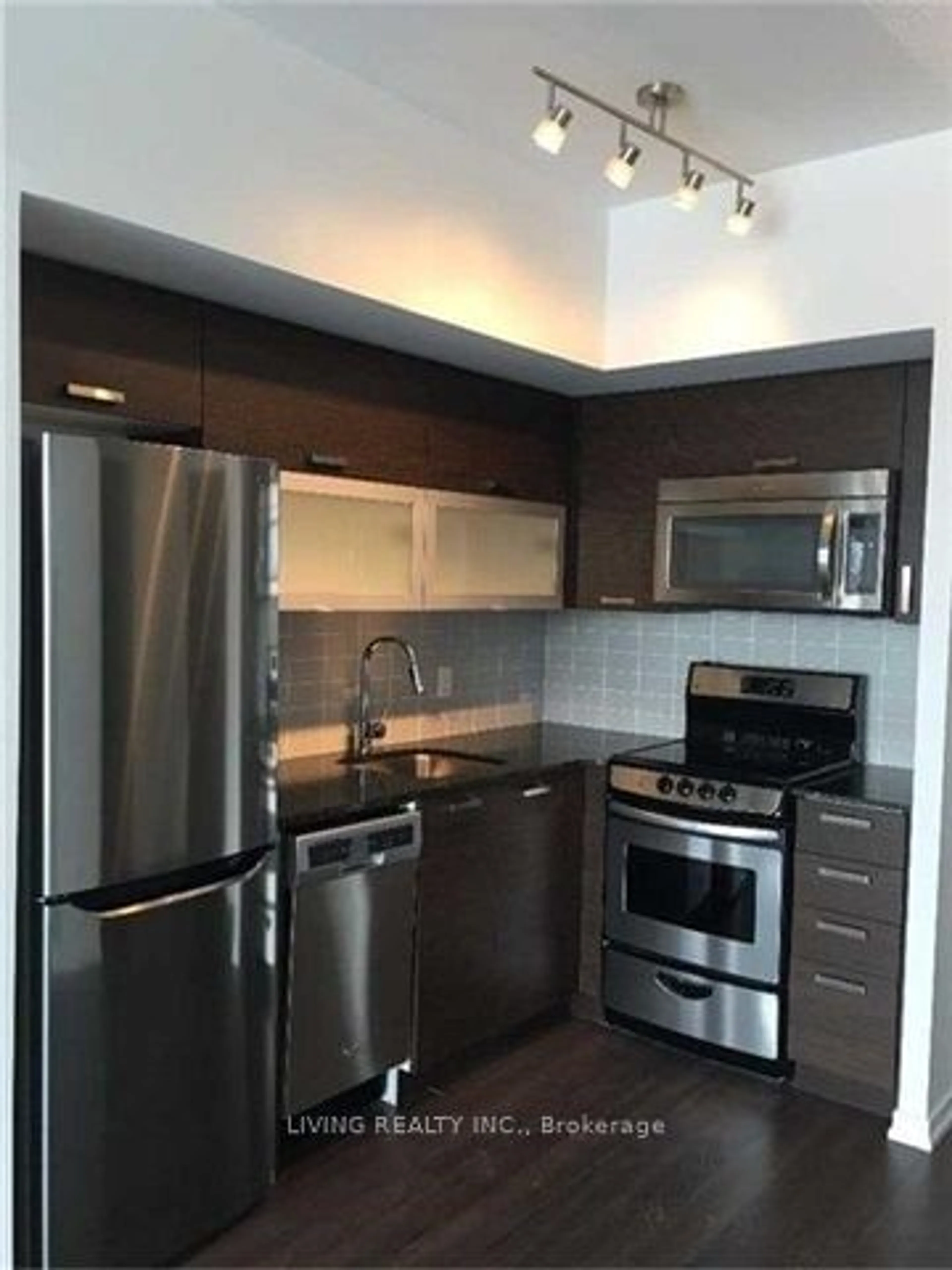 Standard kitchen for 68 Abell St #631, Toronto Ontario M6J 0B1