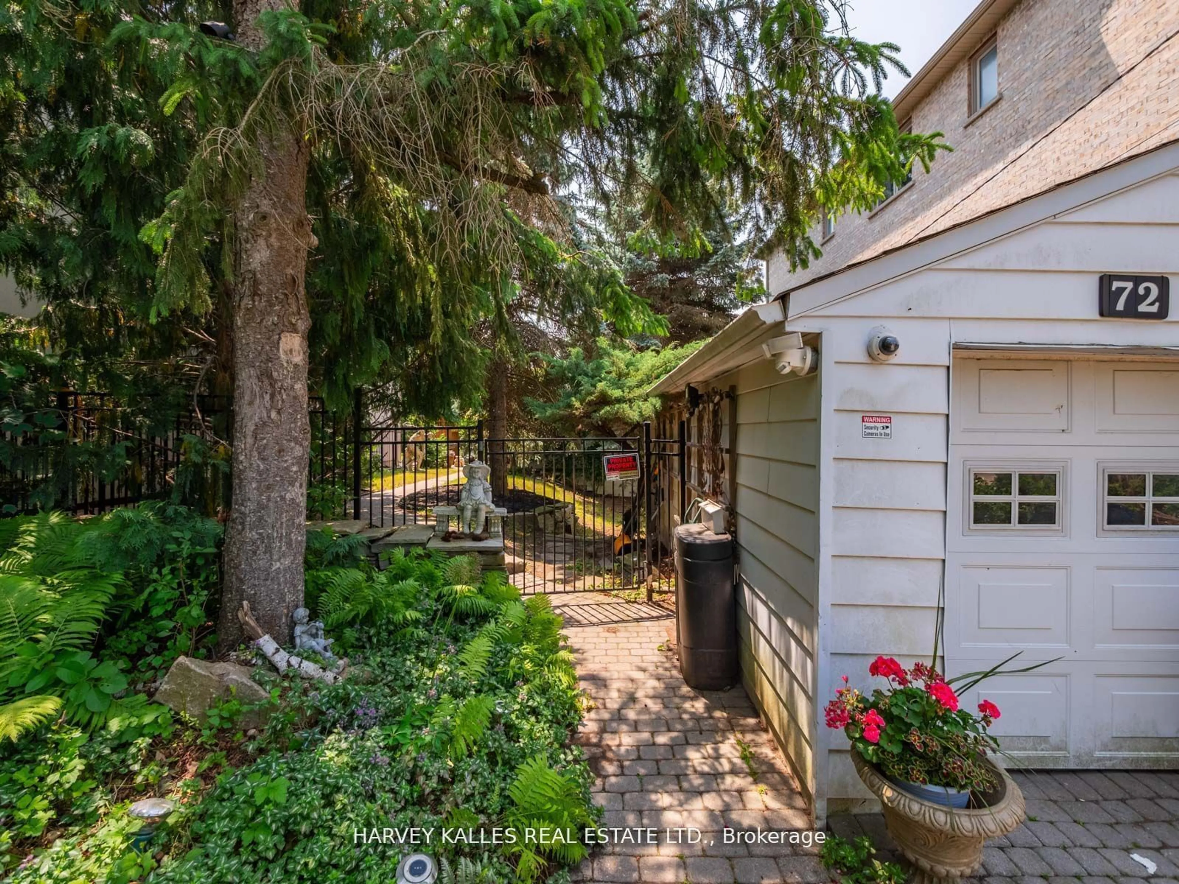 Patio, cottage for 72 Gwendolen Cres, Toronto Ontario M2N 2L7