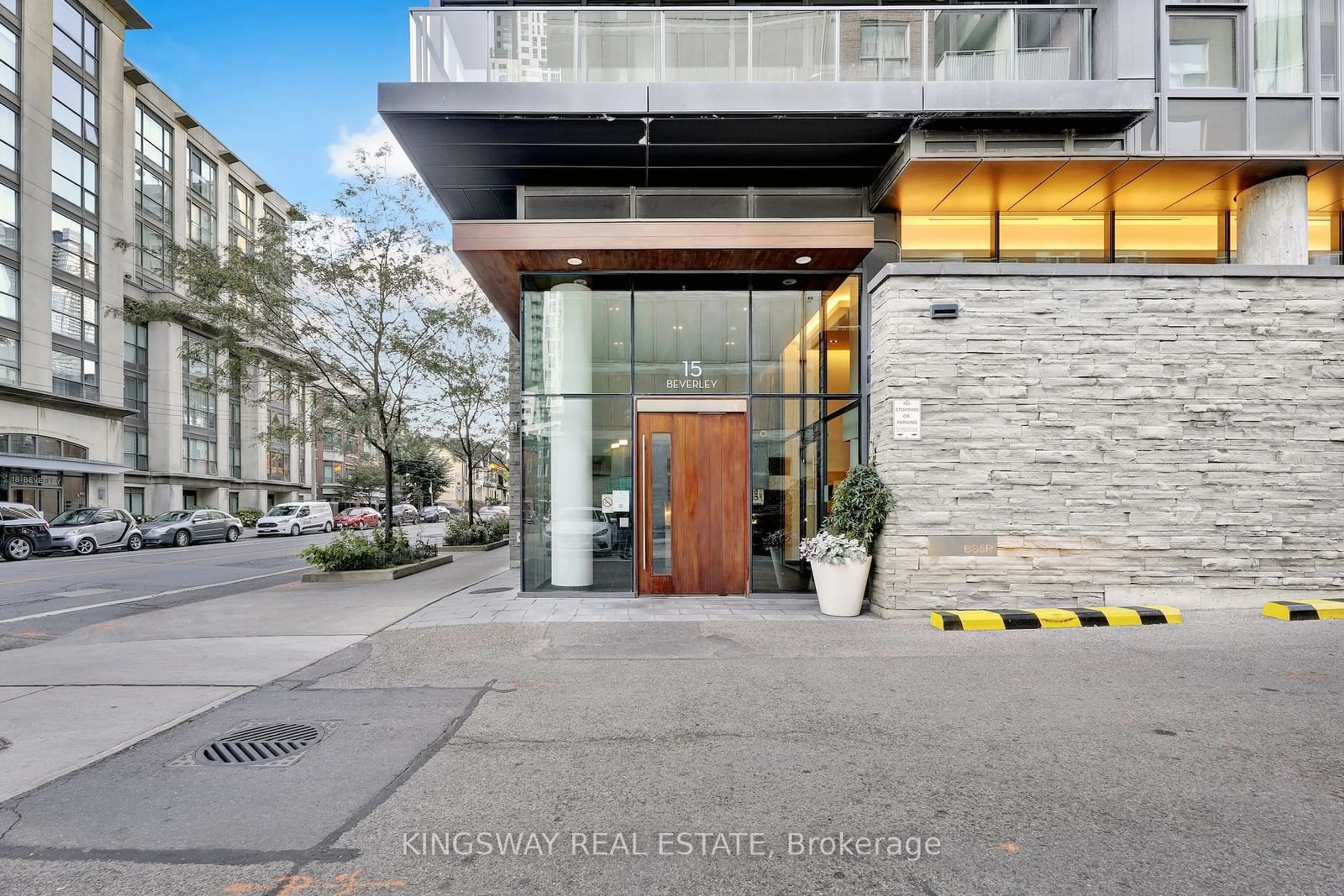 Indoor foyer, wood floors for 15 Beverley St #303, Toronto Ontario M5T 1X8