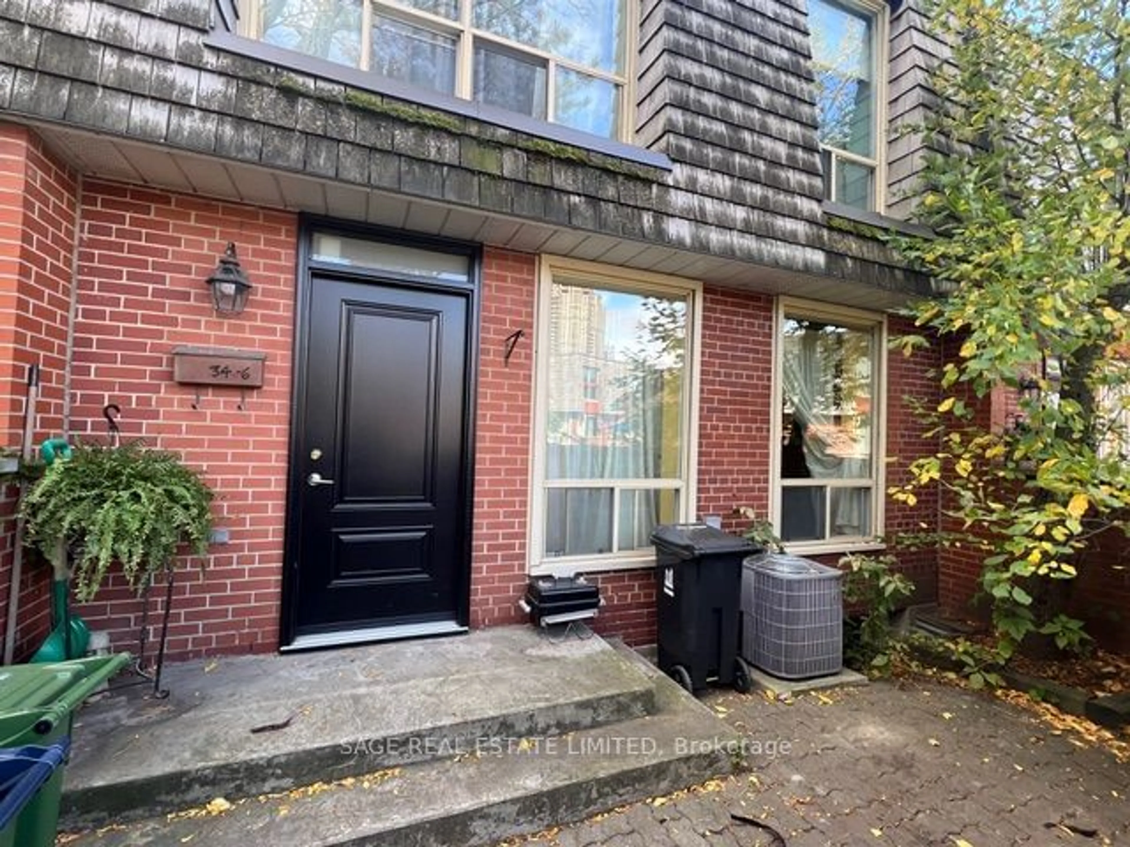 A pic from exterior of the house or condo, cottage for 34 Yorkminster Rd #6, Toronto Ontario M2P 2A4