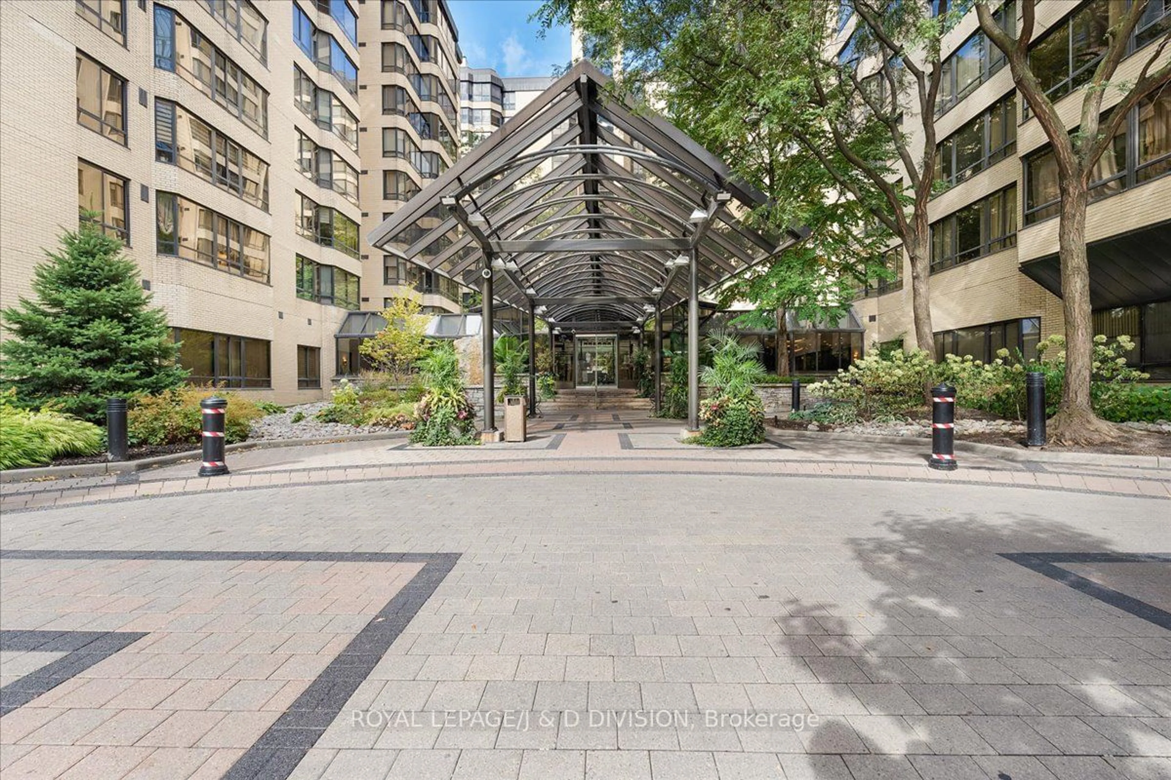 Patio, the street view for 195 St Patrick St #206, Toronto Ontario M5T 2Y8