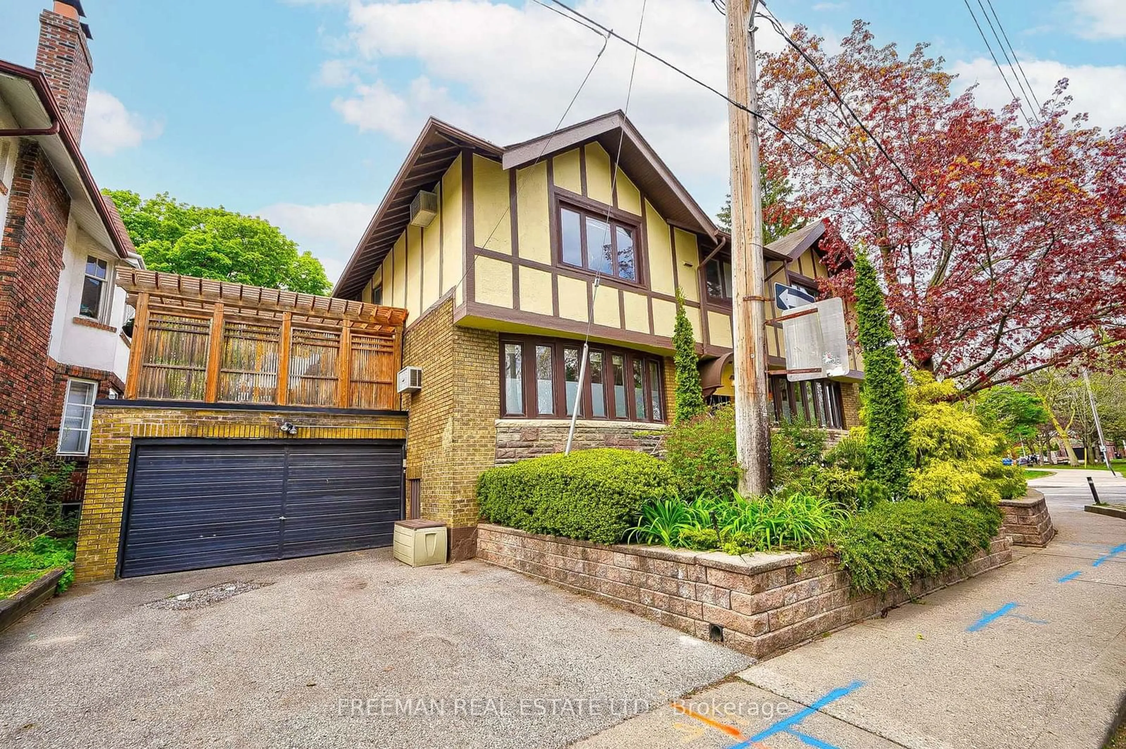 Frontside or backside of a home, cottage for 30/32 Wells St, Toronto Ontario M5R 1P2