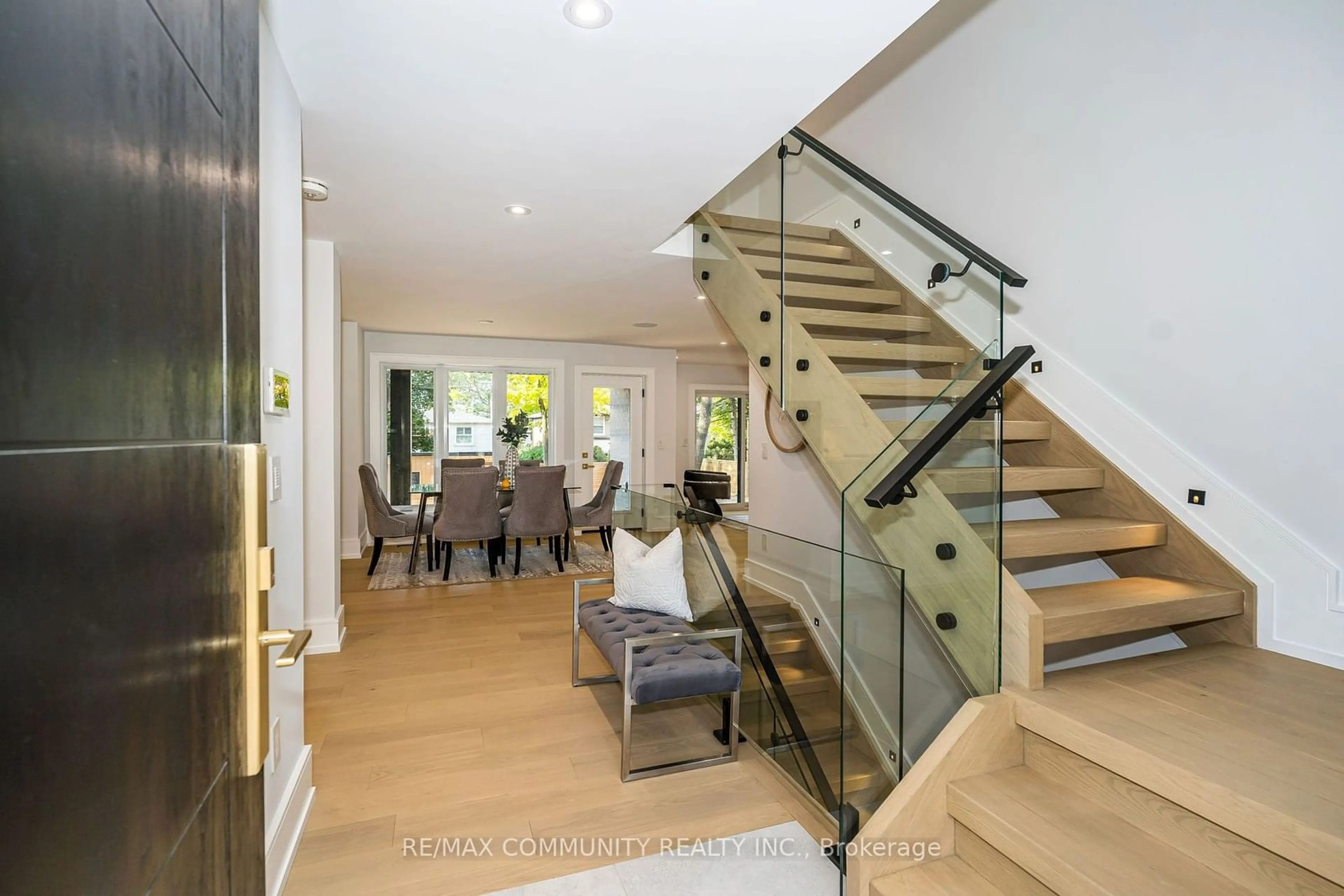 Indoor foyer, wood floors for 30 Kellythorne Dr, Toronto Ontario M3A 2L4