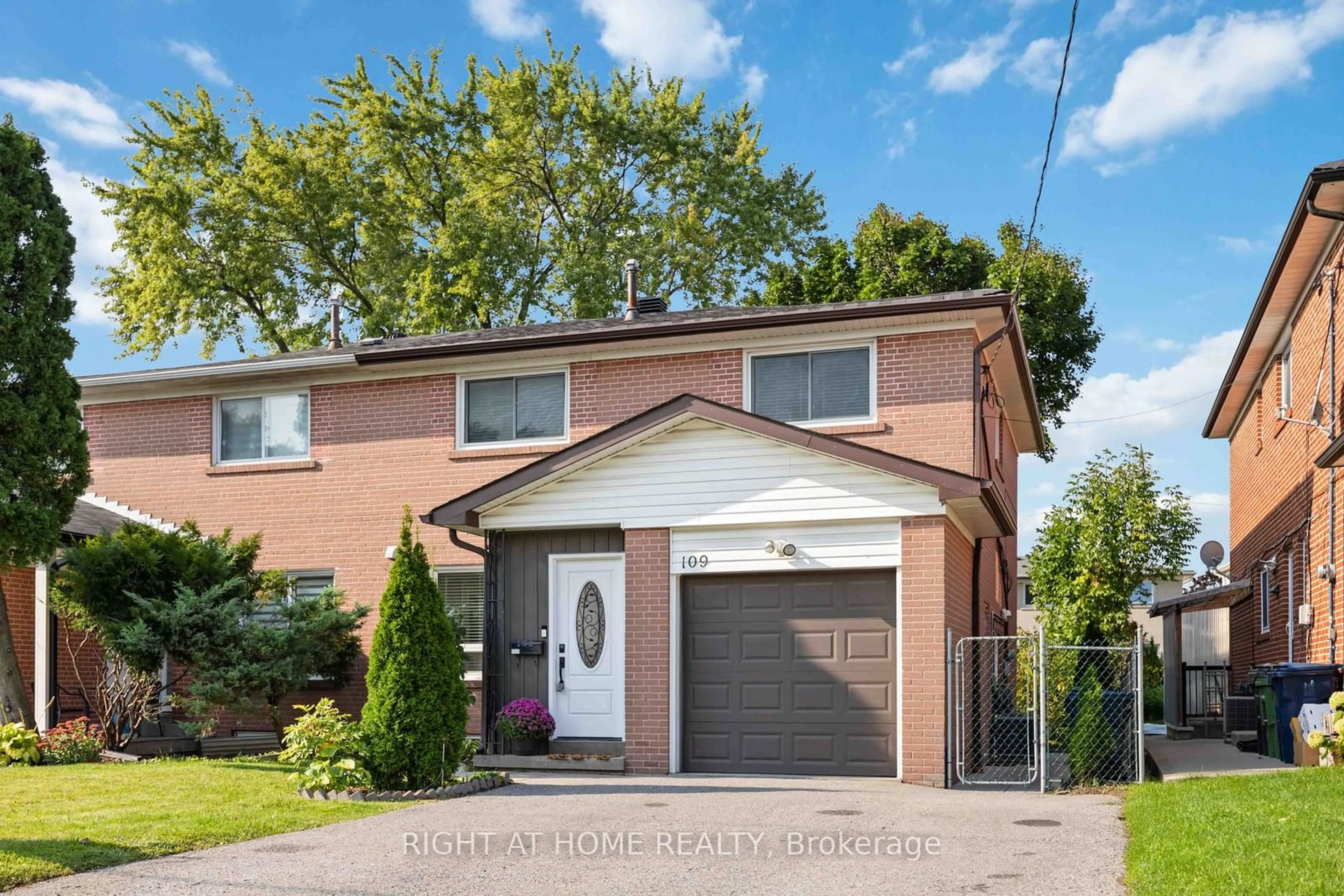 Home with brick exterior material for 109 Fontainbleau Dr, Toronto Ontario M2M 1P1