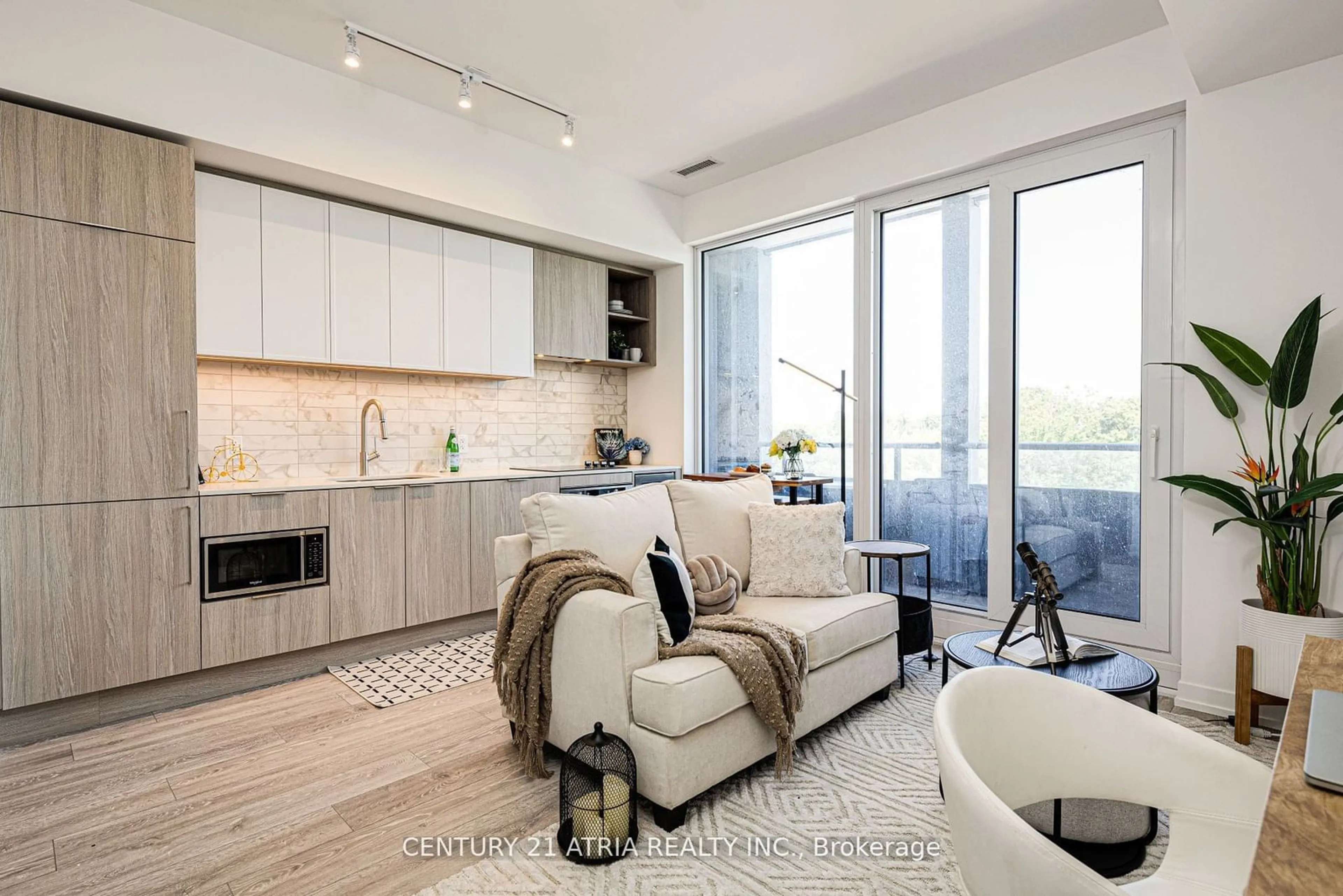 Open concept kitchen for 2020 Bathurst St #820, Toronto Ontario M5P 0A6