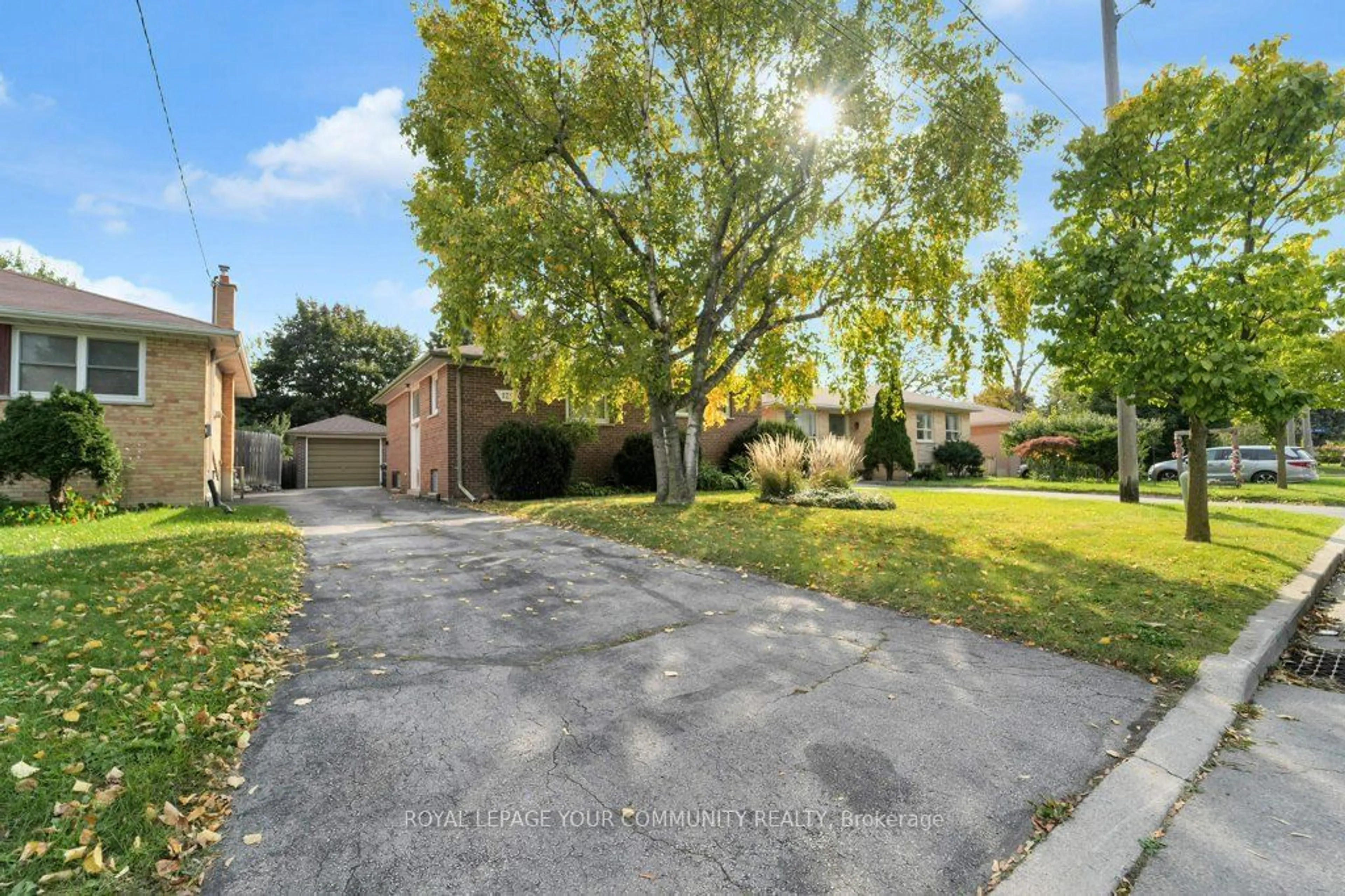 Frontside or backside of a home, the street view for 125 Pleasant Ave, Toronto Ontario M2M 1M2