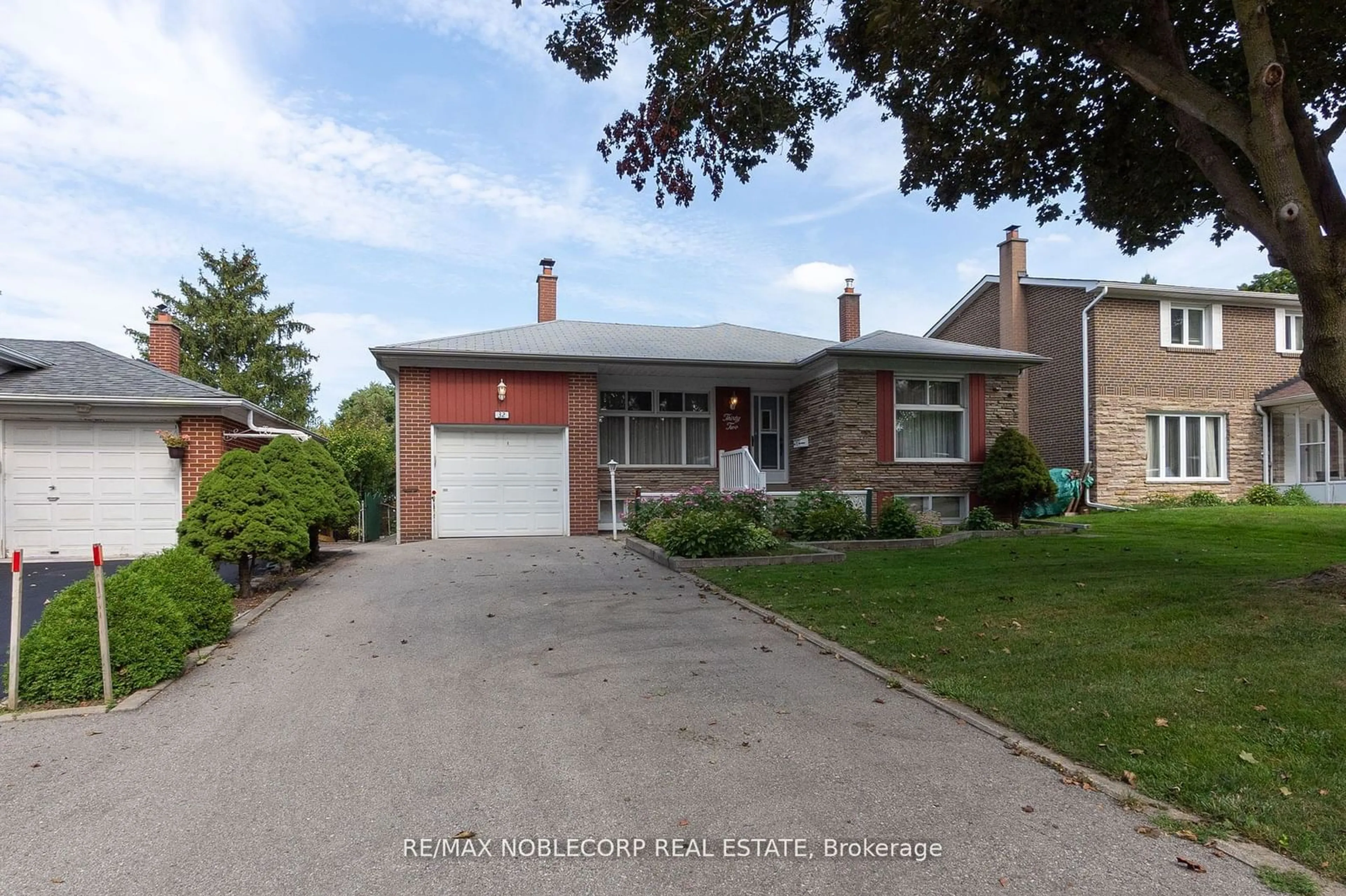 Frontside or backside of a home, the street view for 32 Summerside Cres, Toronto Ontario M2H 1X1