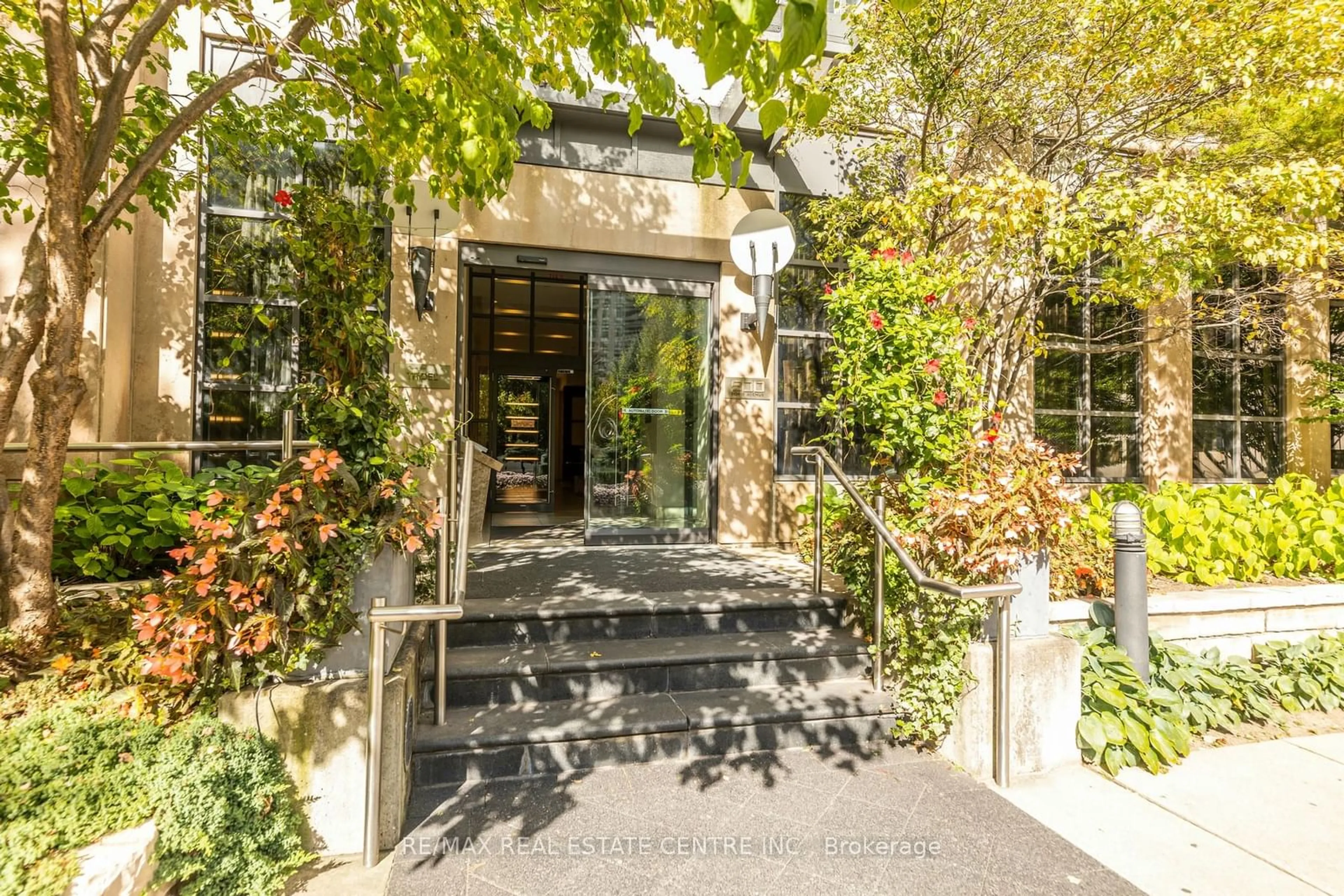 Indoor foyer, cement floor for 500 Doris Ave #1424, Toronto Ontario M2N 0C1