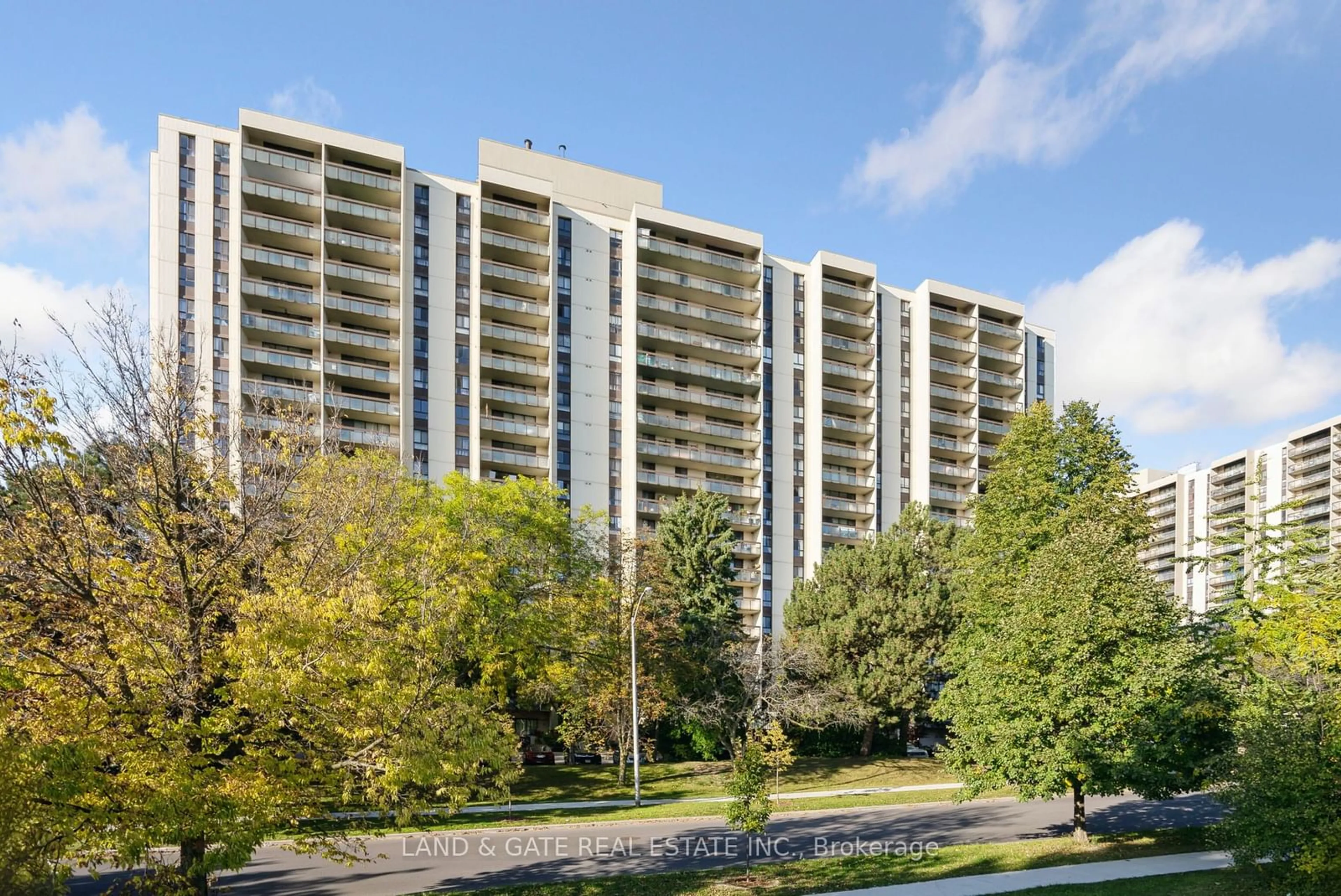 A pic from exterior of the house or condo, the front or back of building for 260 Seneca Hill Dr #702, Toronto Ontario M2J 4S6