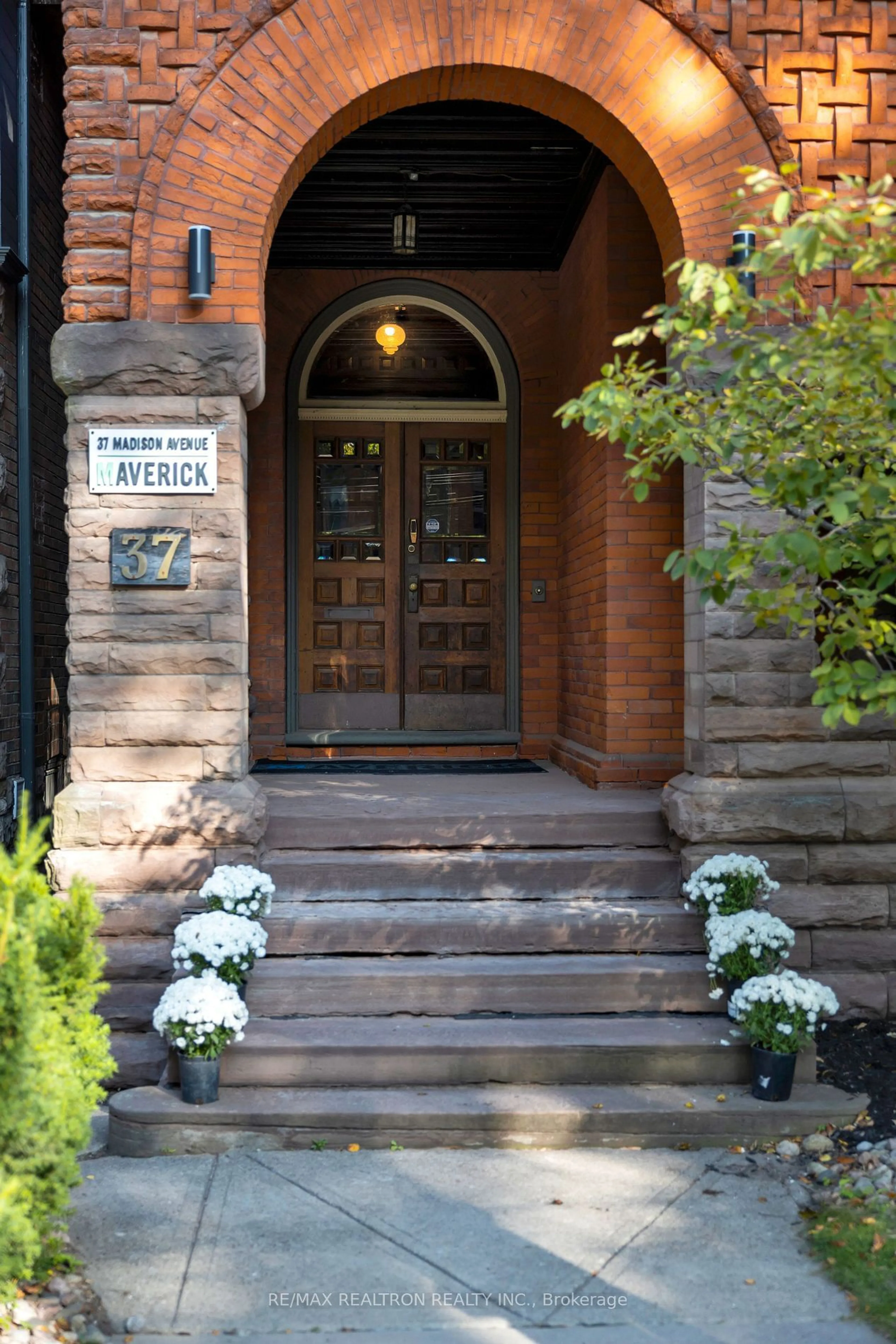 Indoor entryway, wood floors for 37 Madison Ave, Toronto Ontario M5R 2S2