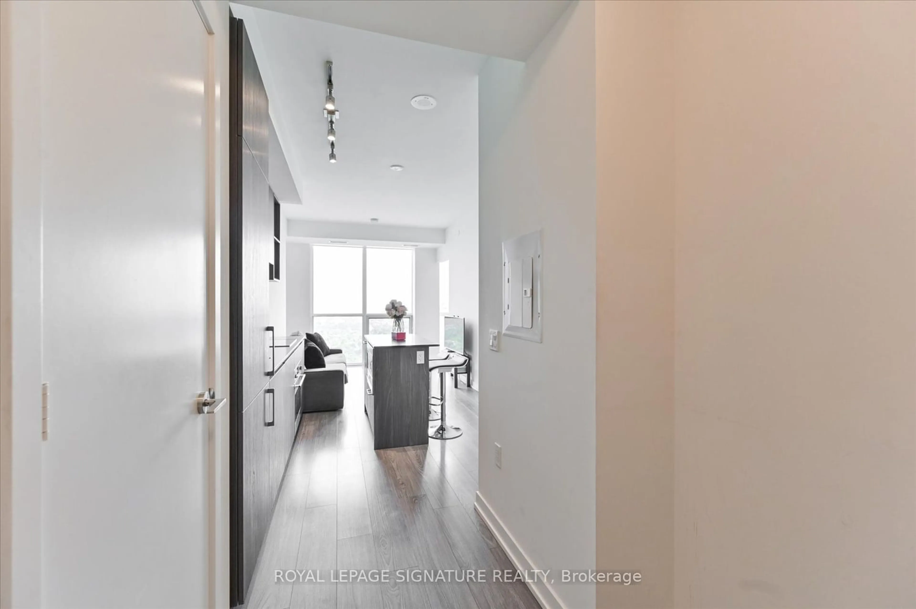 Indoor entryway, wood floors for 1 Yorkville Ave #4309, Toronto Ontario M4W 0B1