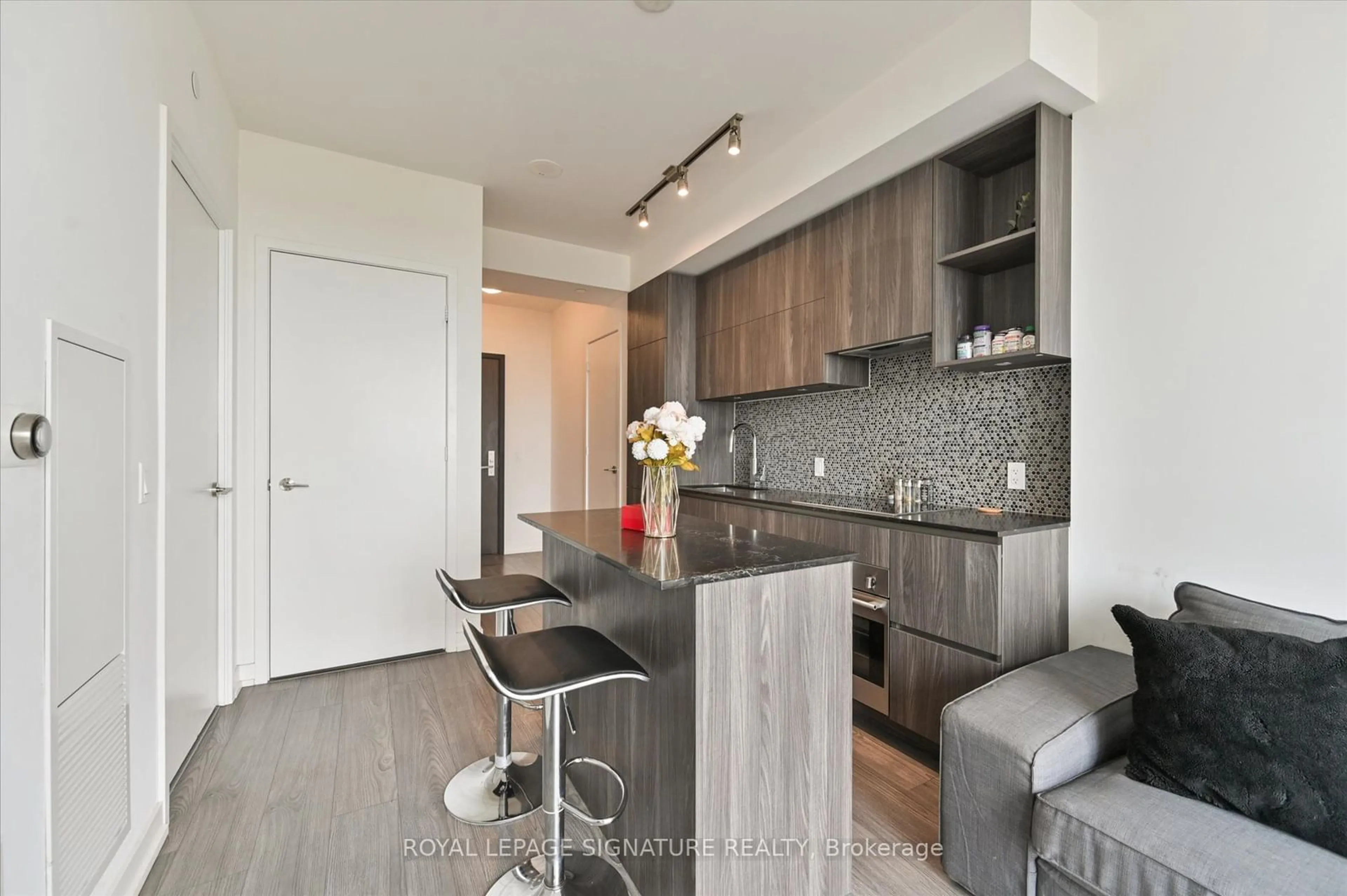 Open concept kitchen for 1 Yorkville Ave #4309, Toronto Ontario M4W 0B1