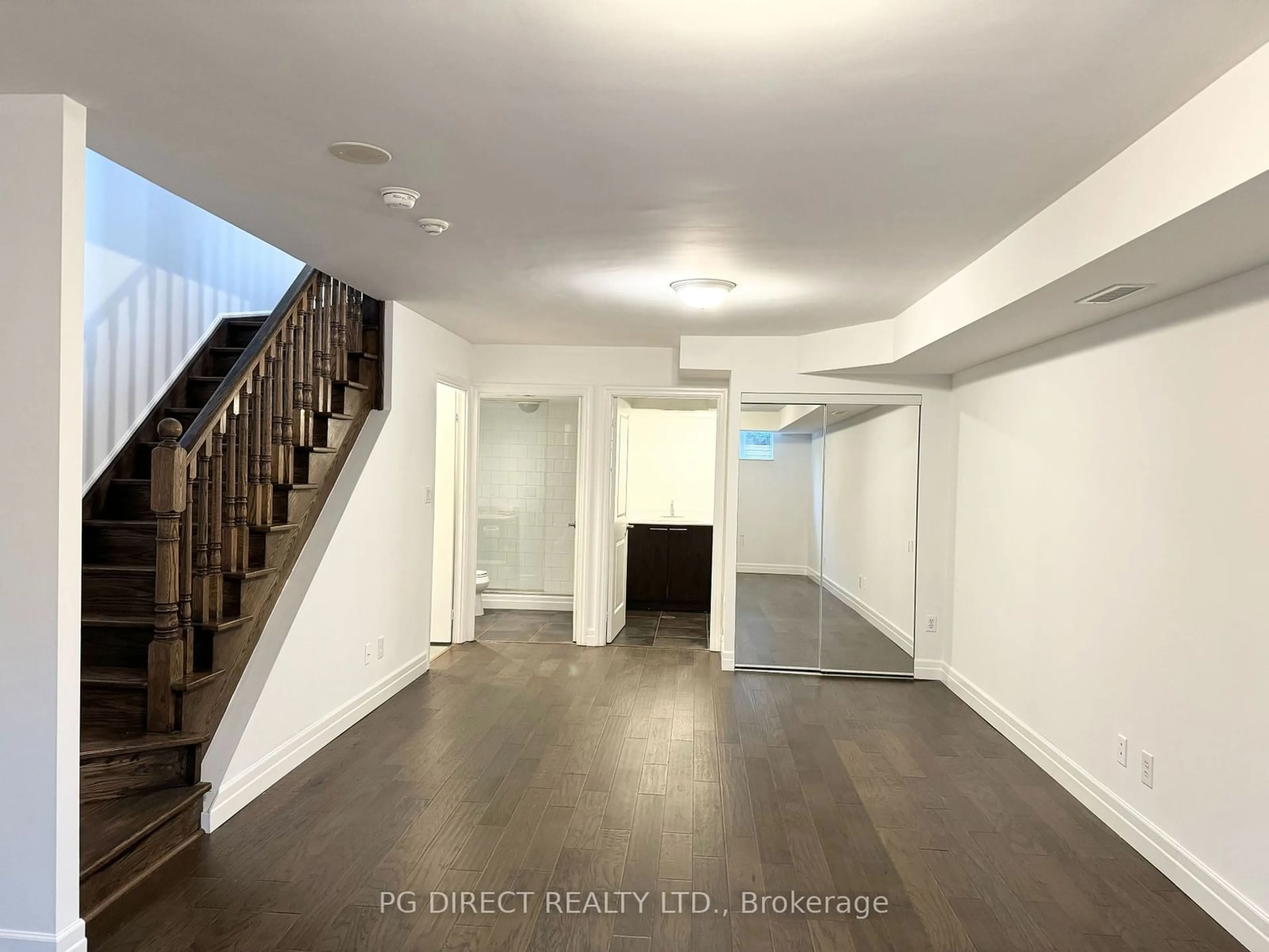 Indoor foyer, cement floor for 934 Mount Pleasant Rd #TH6, Toronto Ontario M4P 2L6