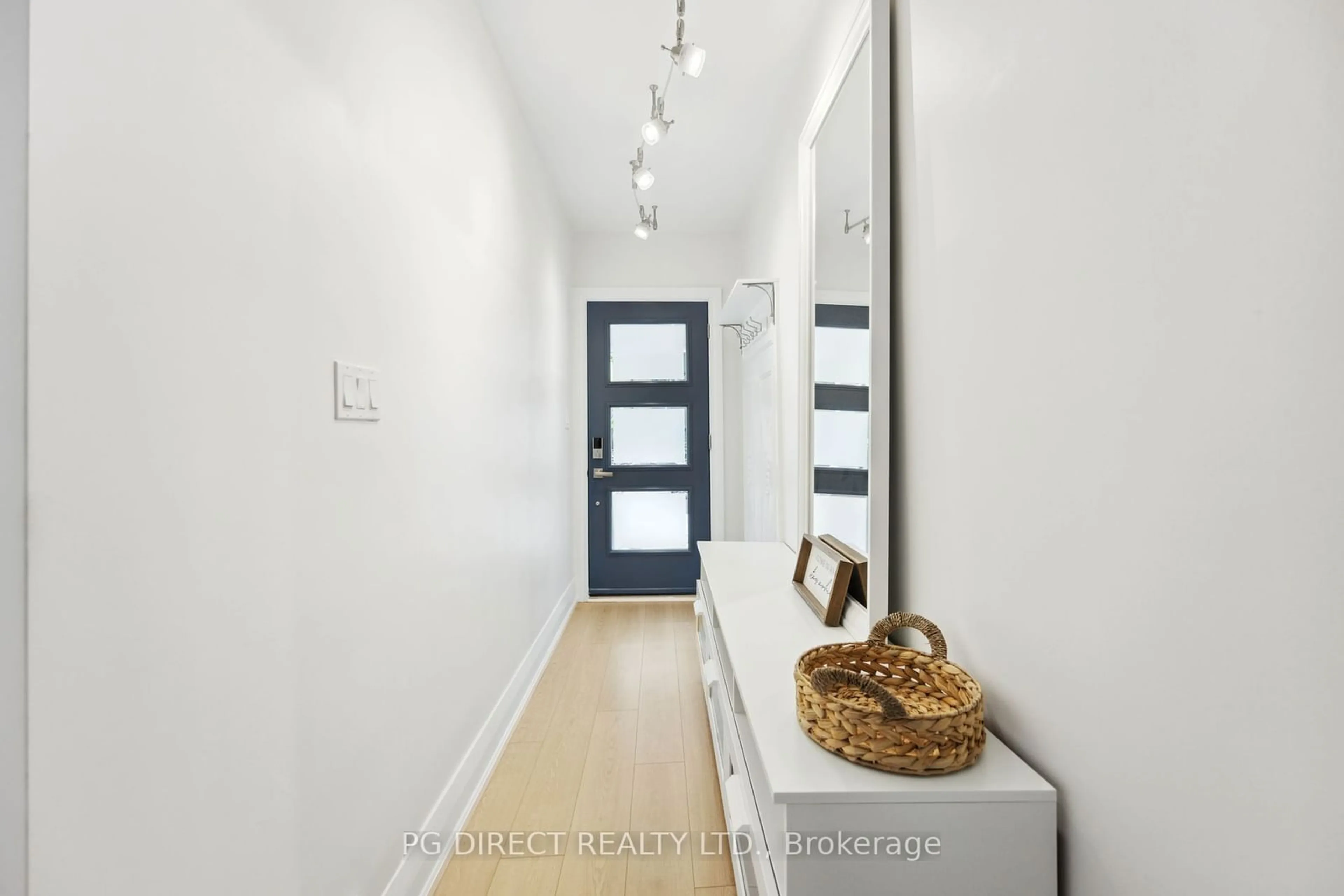 Indoor entryway, wood floors for 345 Sackville St, Toronto Ontario M5A 3G4