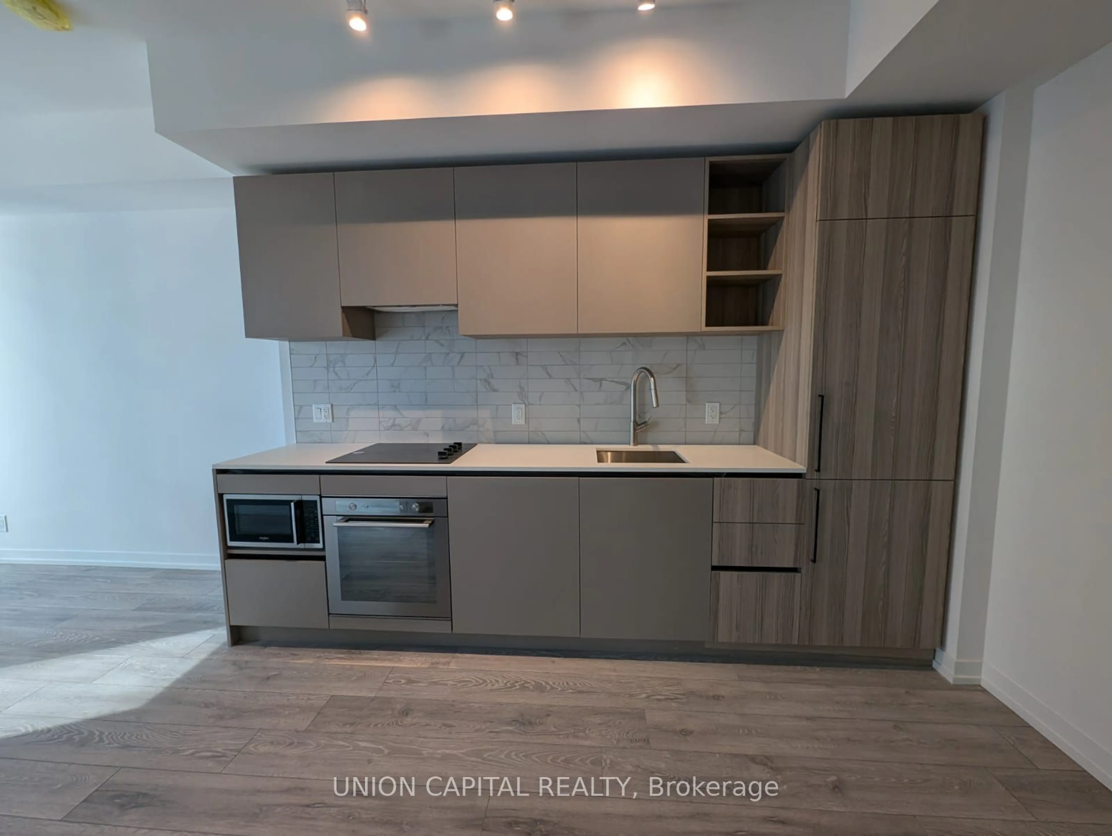 Standard kitchen, wood floors for 55 Mercer St #2607, Toronto Ontario M5V 0W4