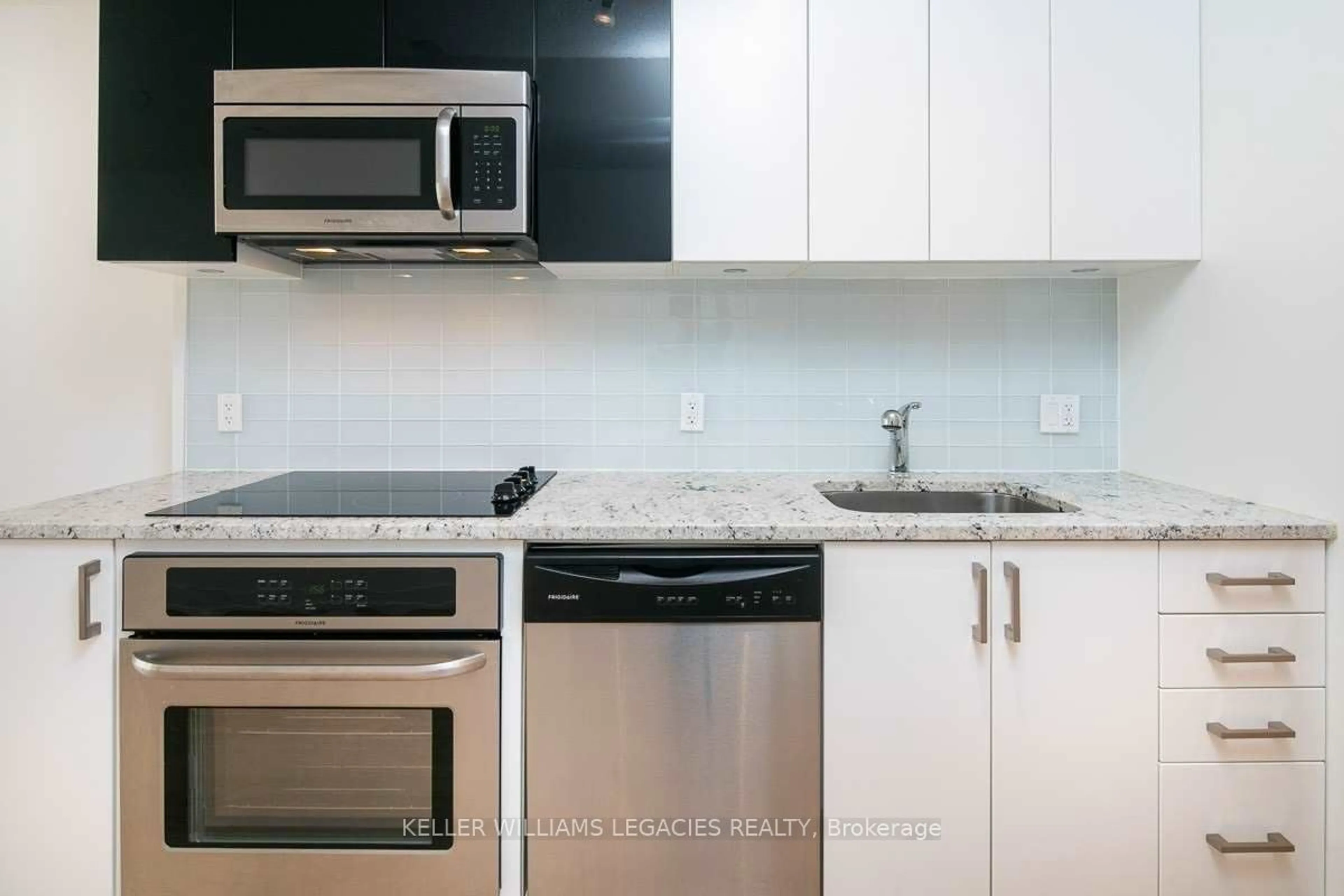 Standard kitchen for 89 Dunfield Ave #516, Toronto Ontario M4S 0A4