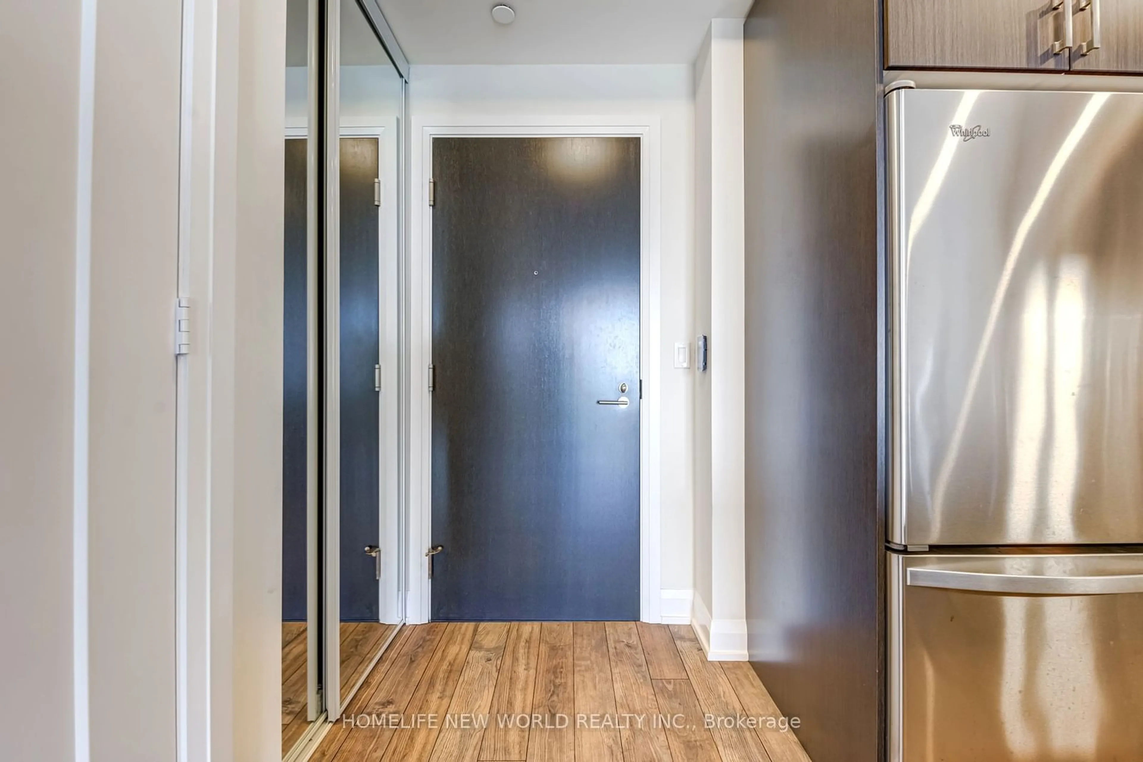 Indoor entryway, wood floors for 18 Graydon Hall Dr #1002, Toronto Ontario M3A 0A4